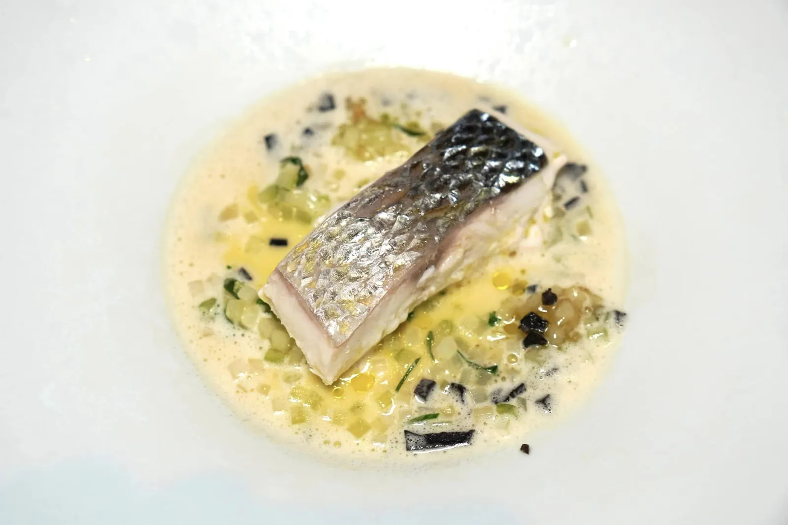 Sea bass Bay leaf, truffle, cucumber edik, celeriac ที่โต๊ะพนักงานจะนำใบ Bay Leaf ออกให้ (19/20)