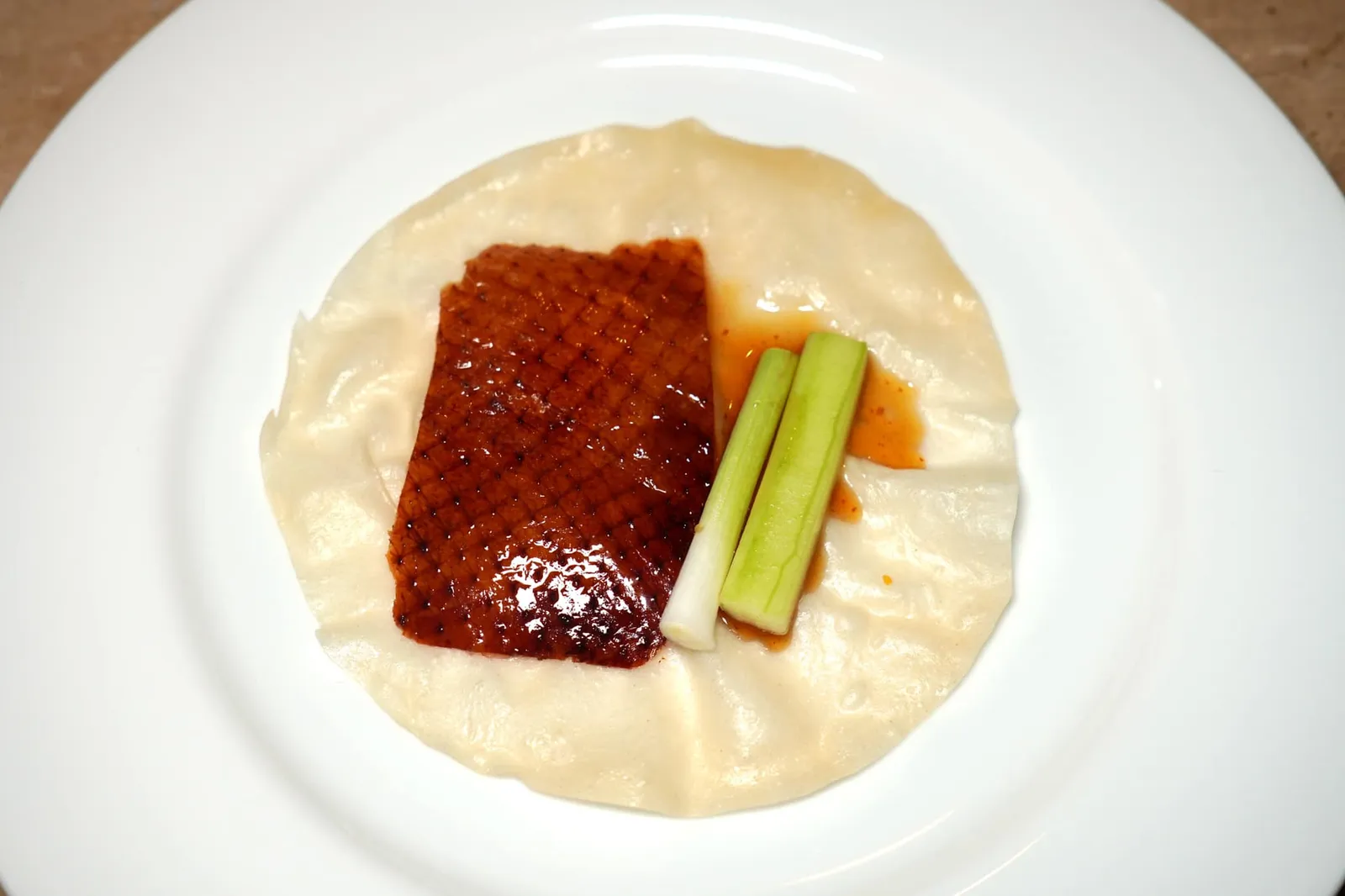 Peking Duck (1,700+) เป็ดปักกิ่ง แผ่นแป้งหนานุ่ม หนังเป็ดกรอบ มีกลิ่นหอมของการย่างถ่าน ตัวซอสให้ Body ที่ค่อนข้างใสแต่กลับมีรสชาติที่เข้มข้นไม่เบา