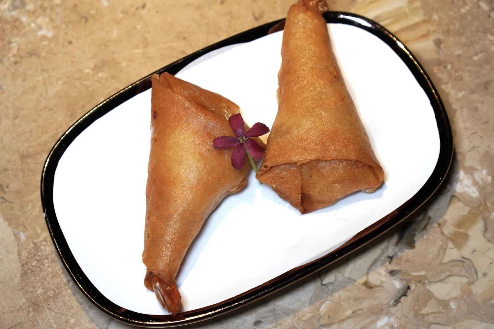 ปอเปี๊ยะกุ้ง (180+) Spring Roll with Prawn ปอเปี๊ยะกรอบ ๆ ด้านในสอดไส้เนื้อกุ้งเด้ง ๆ หวาน ๆ รับประทานกับน้ำจิ้มบ๊วยเข้ากันได้ดี