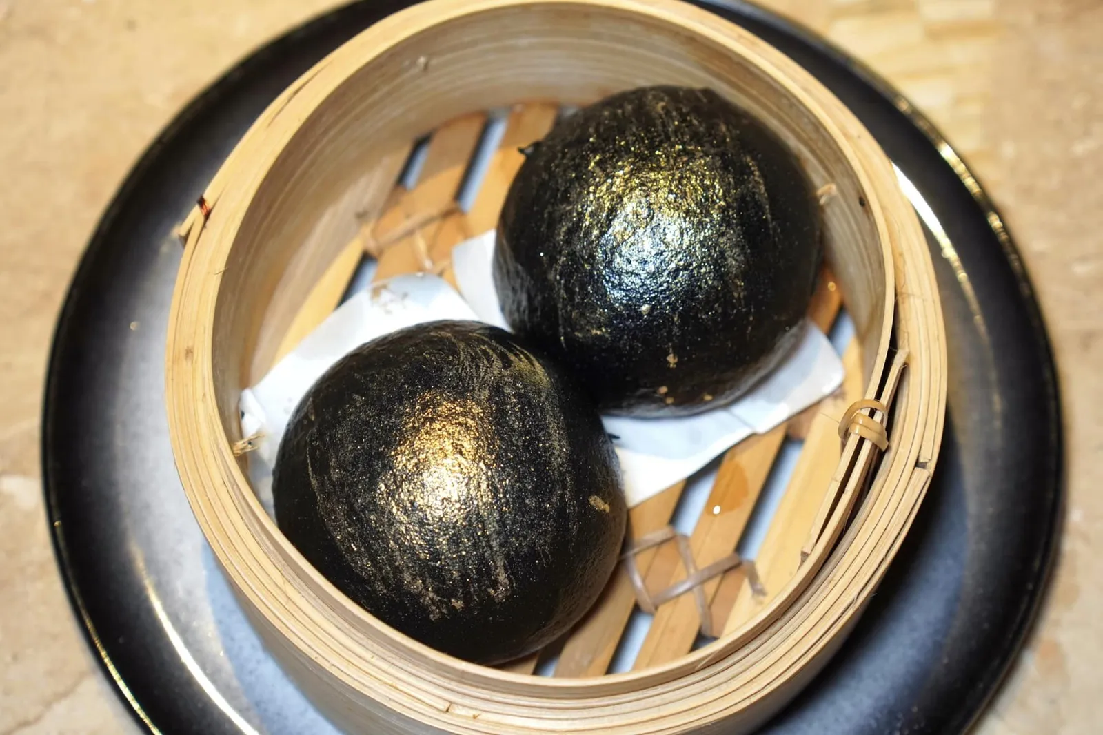 ซาลาเปาชาโคลลาวา (140+) Charcoal Lava Bun ซาลาเปาชาโคลสีดำสนิท แป้งนุ่ม ๆ ร้อน ๆ ด้านในสอดไส้ครีมไข่เค็มลาวาไหลเยิ้ม