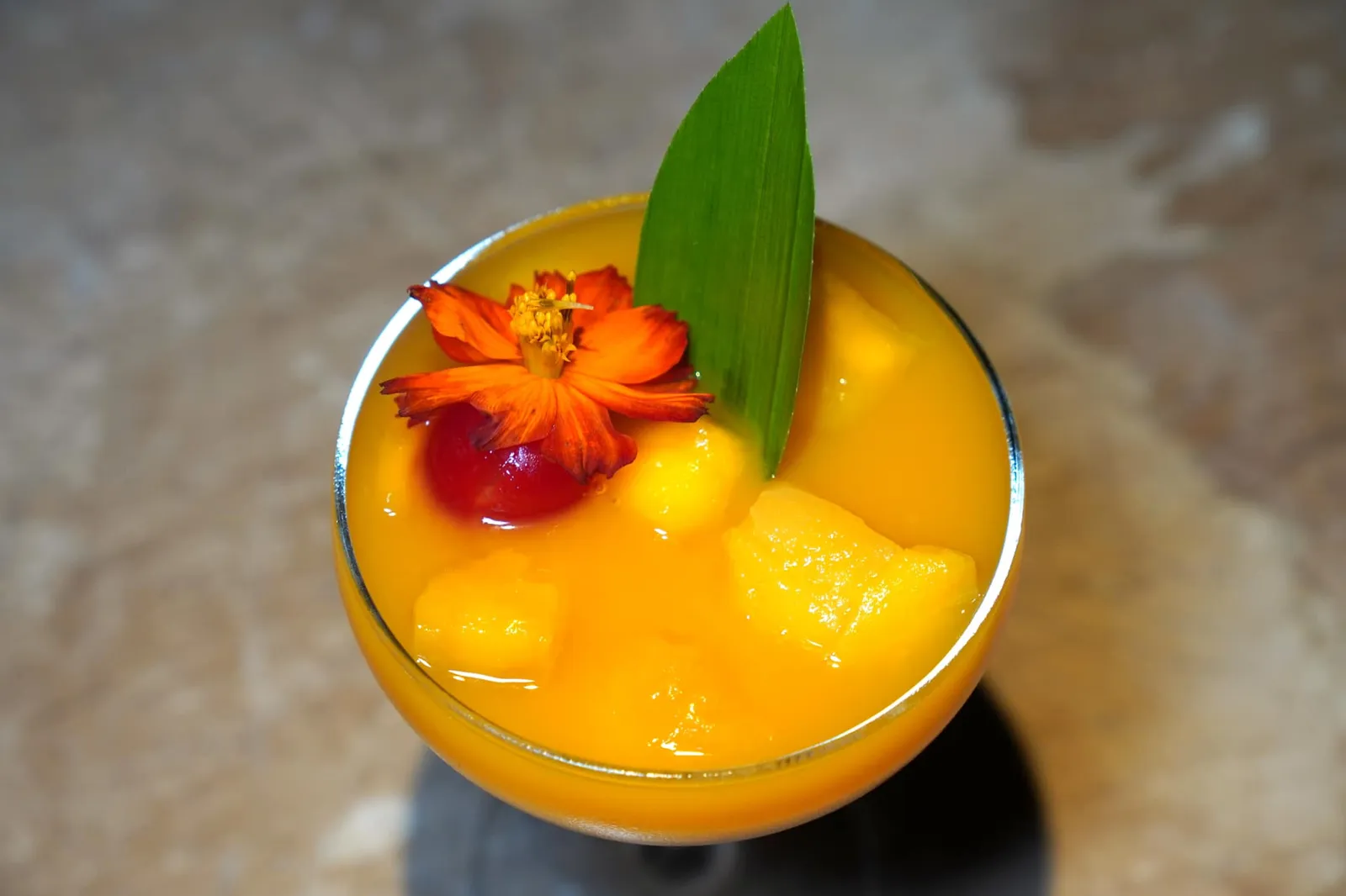 พุดดิ้งมะม่วง (280+) Mango Pudding ในส่วนของหวานจานแรกคือพุดดิ้งมะม่วงสุกเนื้อนุ่มหวานพร้อมกับชิ้นมะม่วงหั่นเต๋าช่วยเรียกความสดชื่นได้เป็นอย่างดี