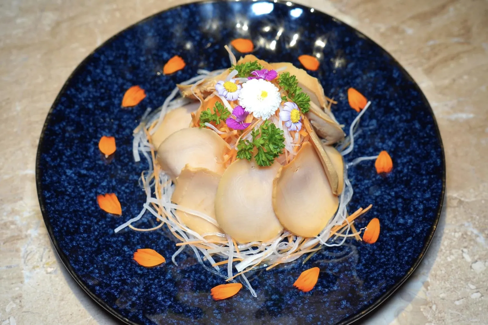 เป๋าฮื้อสไลด์ (1,400+) Sliced Abalone เป๋าฮื้อกระป๋องเจี๋ยนเป็นชิ้นขนาดพอดีคำรับประทานเปล่า ๆ ให้รสชาติและกลิ่นอายของทะเลช่วยกระตุ้นน้ำย่อยได้เป็นอย่างดี