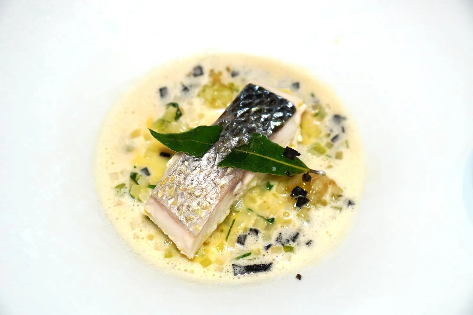 Sea bass Bay leaf, truffle, cucumber edik, celeriac Sea Bass หรือปลากะพงน้ำลึกปรุงสุกในน้ำมันมะกอกจนนุ่มละมุนเสริมด้วยอโรมาของใบ Bay Leaf สอดแทรกอยู่บริเวณหนัง ด้านล่างรองด้วย Celeriac และ Black Truffle ในเนื้อสัมผัสที่ต้องเคี้ยว น้ำซอสรอบ ๆ เตรียมมาจาก Celeriac และ Cucumber Edikให้ Earthy Aroma มาช่วยบาลานซ์กลิ่นของใบ Bay Leaf และให้เนื้อสัมผัสที่เฟิร์มขึ้นมาตัดกันกับความนุ่มของปลากะพงได้อย่างพอเหมาะ (19/20)