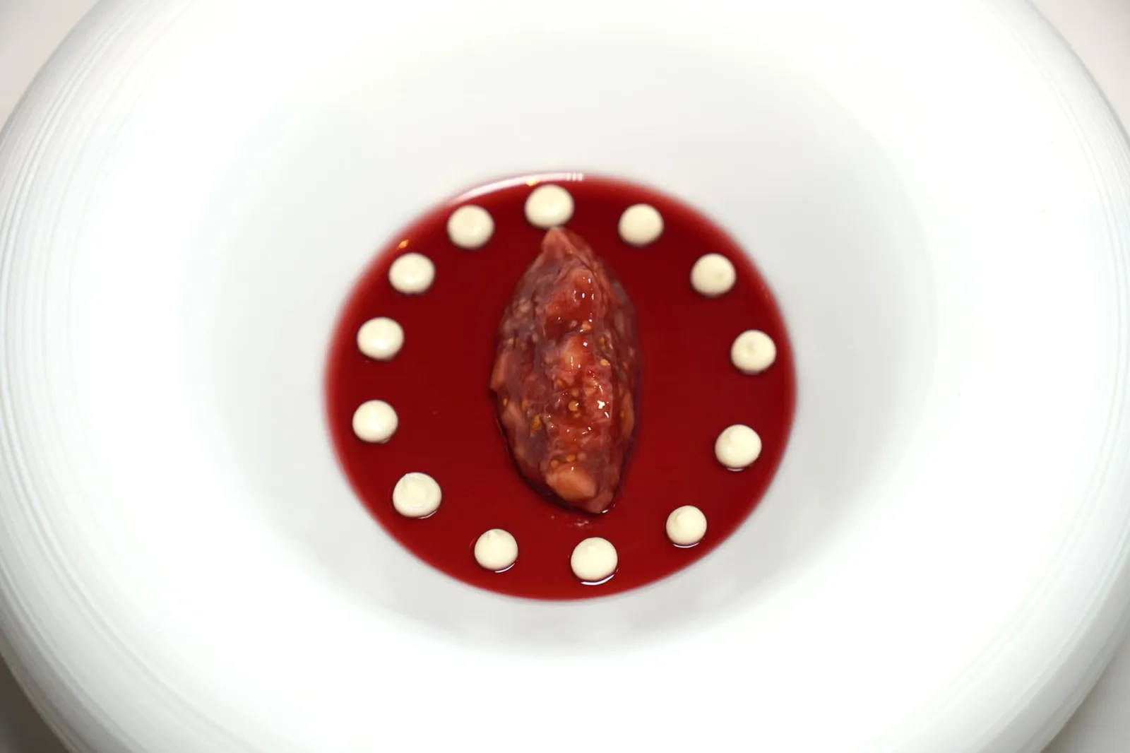 Duck foie gras (bio) 2 preparations Figs ’Rouge de Bordeaux‘ Mocha, cauliflower, chocolate, rhubarb ถัดมาคือ Cold Preparation ที่เชฟนำเสนอ Foie Gras ตับเป็ดนำมาทำเป็นครีมด้านล่างรองด้วยเลเยอร์ของ Fig ’Rouge de Bordeaux‘ หรือมะเดื่อฝรั่งคุณภาพสูงนำเข้าจากแถบ Bordeaux ประเทศฝรั่งเศส ยังมีองค์ประกอบของ Compote Fig รสชาติเปรี้ยวหวานช่วยลดทอนความมันและรสชาติอันเข้มข้นของคอร์สย่อยก่อนหน้าได้อย่างหมดจด สุดท้ายคือจุดสีขาวทำมาจากกะหล่ำดอกและ White Chocolate อีกเช่นกัน (20/20)