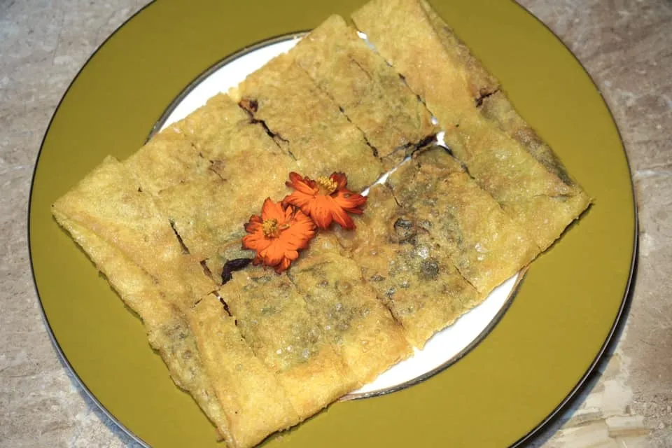 วอแป๋งไส้พุทราจีน (500+) Chinese Pancake with Red Dates วอแป๋งหรือแพนเค้กสไตล์จีน ทางร้านทอดมาแบบแป้งนุ่มคล้ายโรตี ด้านในสอดไส้พุทราจีนก่อนจะตกแต่งจานด้วยดอกไม้