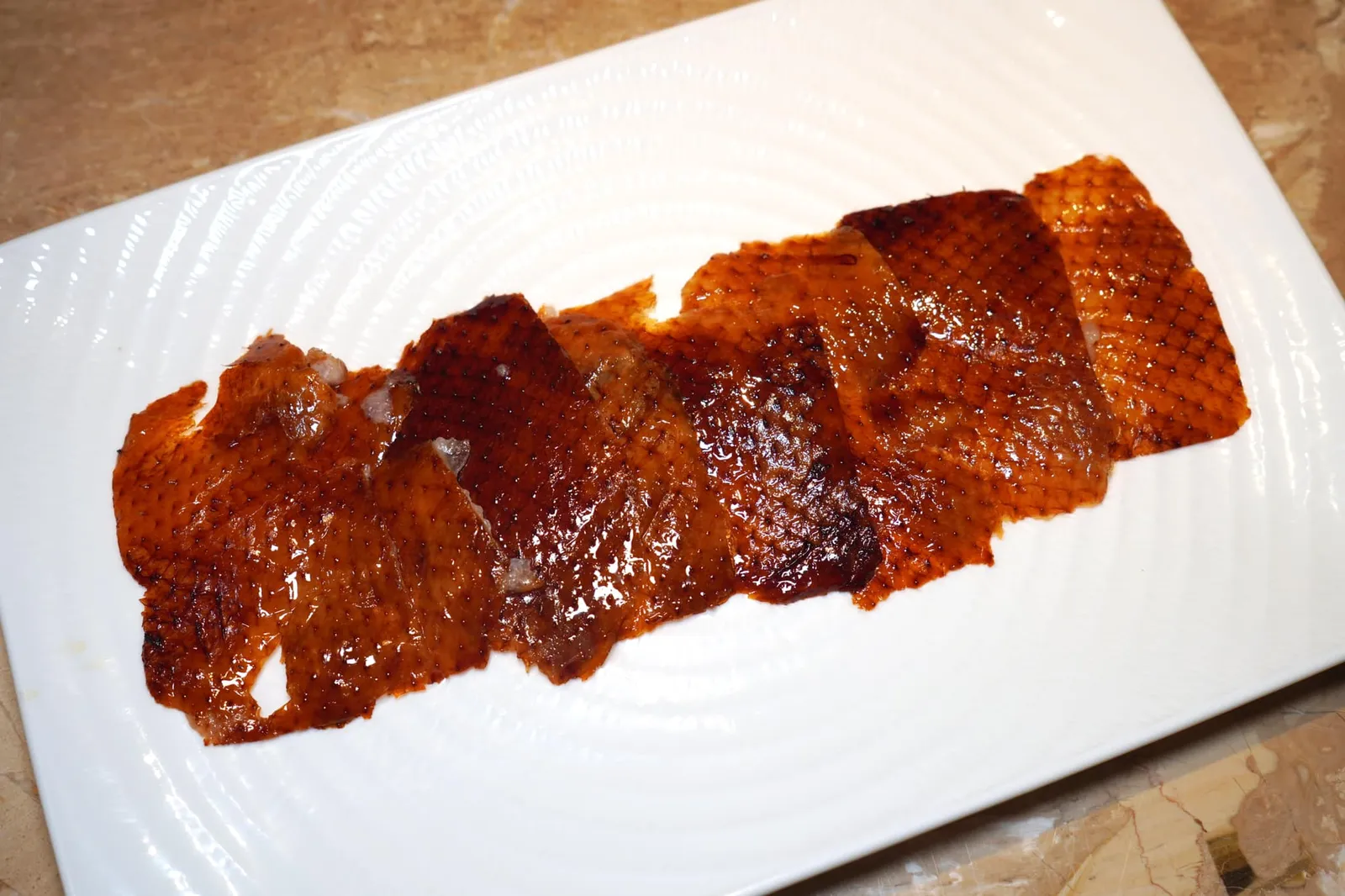 Peking Duck (1,700+) เป็ดปักกิ่ง จากนั้นพนักงานจะนำไปแล่แล้วจึงยกมาเสิร์ฟที่โต๊ะ