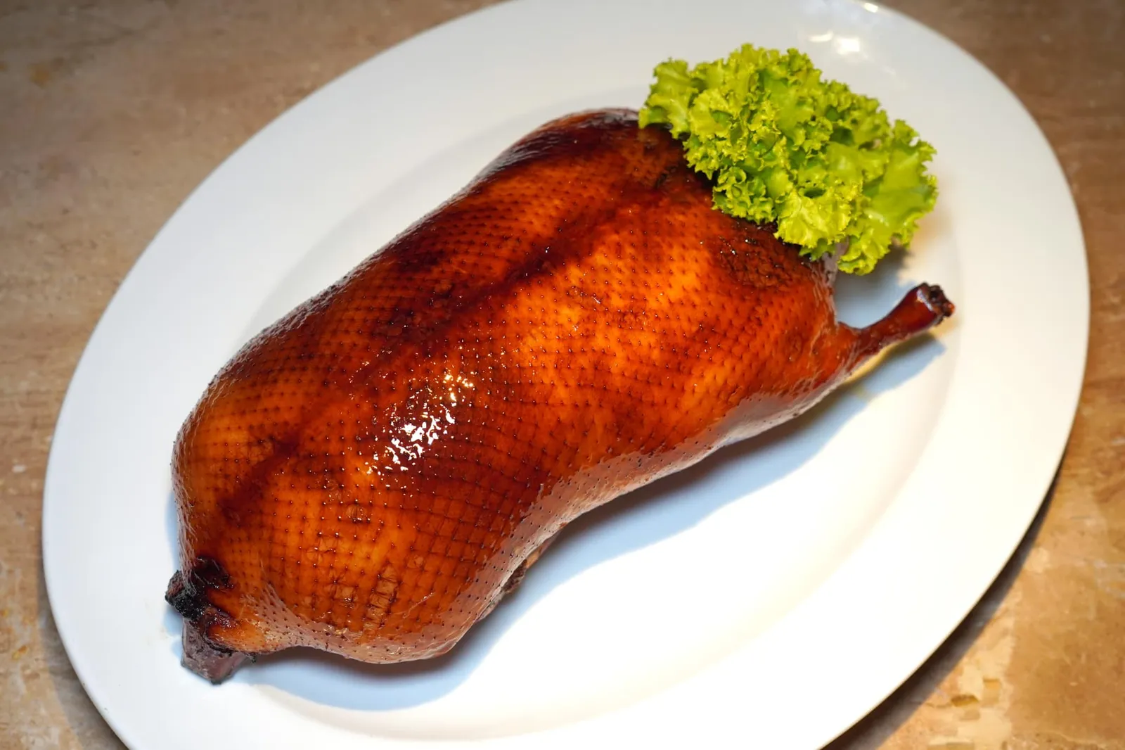 Peking Duck (1,700+) เป็ดปักกิ่ง เมนูยอดนิยมของคนไทยอย่างเป็ดปักกิ่งก็มีให้เลือกสั่งกัน ในที่นี้เชฟนำเป็ดตัวโตไปย่างด้วยไฟแรงจนหนังขึ้นสีแดงสวยก่อนจะนำมาแสดงให้ดูที่โต๊ะ