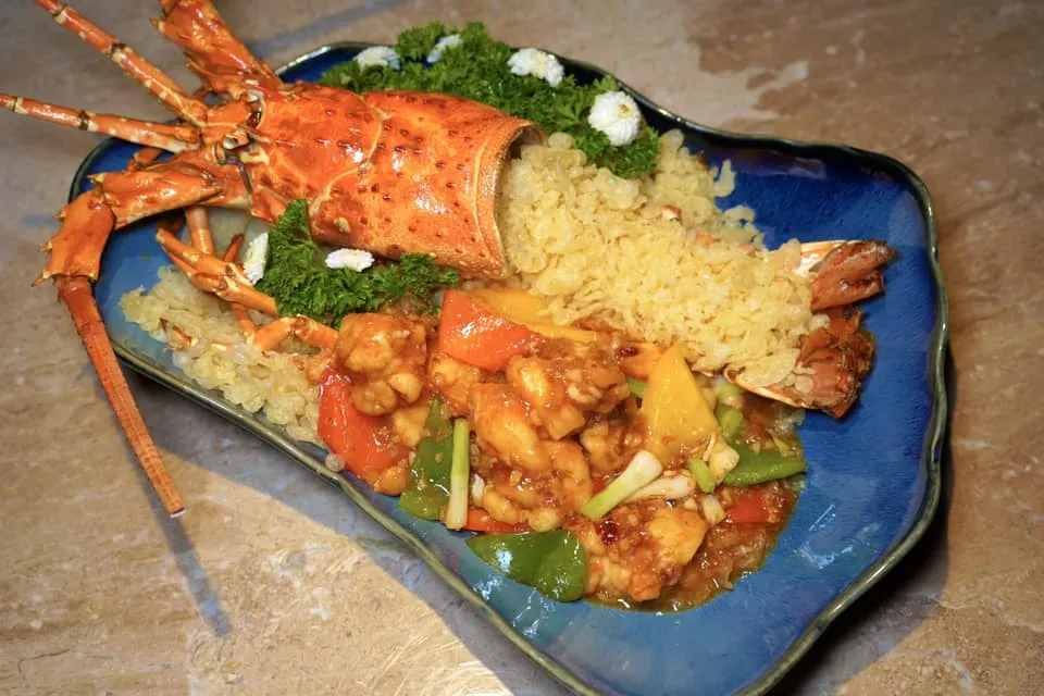 กุ้งมังกรอบซุป 500+/100 g; 3,500+/700 g) Sautéed Lobster in Superior Stock กุ้งมังกรขนาด 700 กรัมที่เชฟนำไปคลุกเคล้ากับซอสระดับ Superior พริกหวานและต้นหอมแล้วอบจนซอสขลุกขลิกเคลือบชิ้นกุ้ง เนื้อกุ้งนุ่ม ๆ ตัดกันดับความกรอบของแป้งทอดกรอบที่โรยมาได้พอดิบพอดี