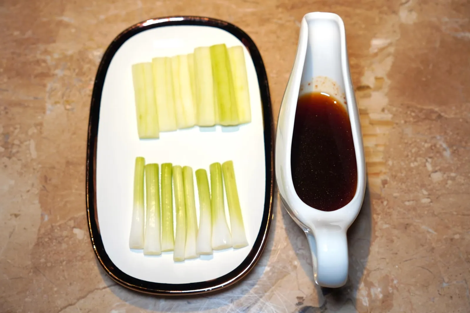 Peking Duck (1,700+) เป็ดปักกิ่ง กางแผ่นแป้งออกพร้อมกับวางพร้อมกับต้นหอมและแตงกวาลงไป รมดซอสหวานเค็มเล็กน้อยเป็นอันพร้อมชิม