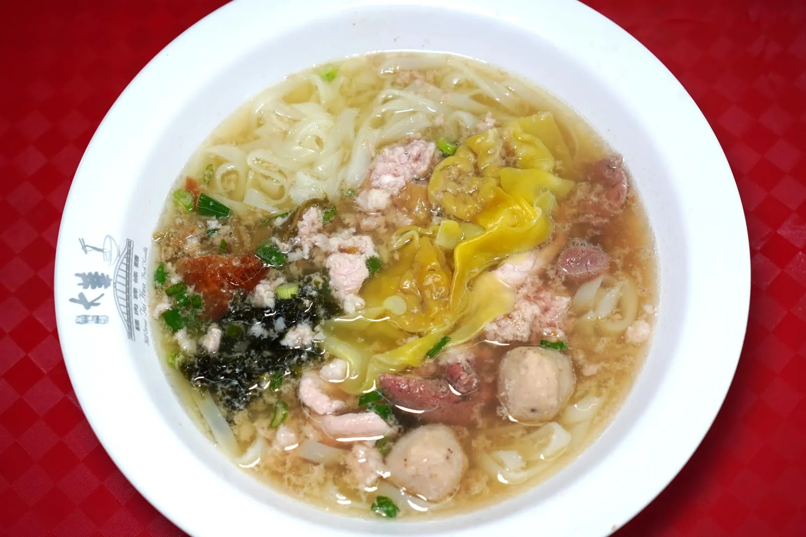 粿条汤 (6 SGD, 8 SGD, 10 SGD) Guo Tiao Tang Guo Tiao Tang ของที่นี่นำเสนอมาในรูปแบบของ Mee Kia ซึ่งก็คือก๋วยเตี๋ยวเส้นแบนน้ำใสรสชาติกลมกล่อมเสิร์ฟมากับหมูบะช่อ ตับหมู เกี๊ยว ปลากรอบ สาหร่าย และลูกชิ้น ยกน้ำซดตอนที่ยังร้อน ๆ อร่อยคล่องคอมากจริง ๆ (13/20)
