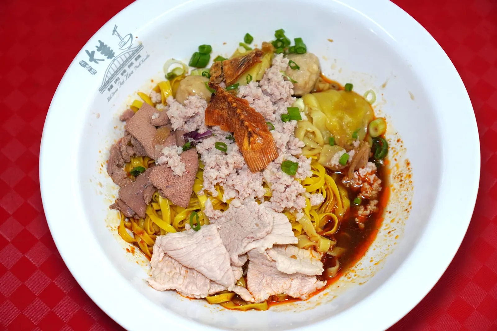 乾麵 (6 SGD, 8 SGD, 10 SGD) Gan Mian สุดยอดเมนูระดับตำนานที่เจ้าของร้านรุ่นแรกอย่างคุณ Tang Joon Teo เป็นผู้คิดค้นสูตรขึ้นมาคือเส้น Mee Pok ลวกมาสุกกำลังดีคลุกเคล้ามากับ Black Vinegar, Chili Paste และซอสสูตรลับต่าง ๆ สำหรับโปรตีนหลักทุกอย่างในจานทั้งหมูบะช่อตับหมู ปลากรอบ เกี๊ยว และลูกชิ้นหมูล้วนสุกได้ระดับเข้ากันกับน้ำซอสขลุกขลิกรสชาติเปรี้ยว หวาน เค็ม มันเข้มข้นนั่นเอง (15/20)