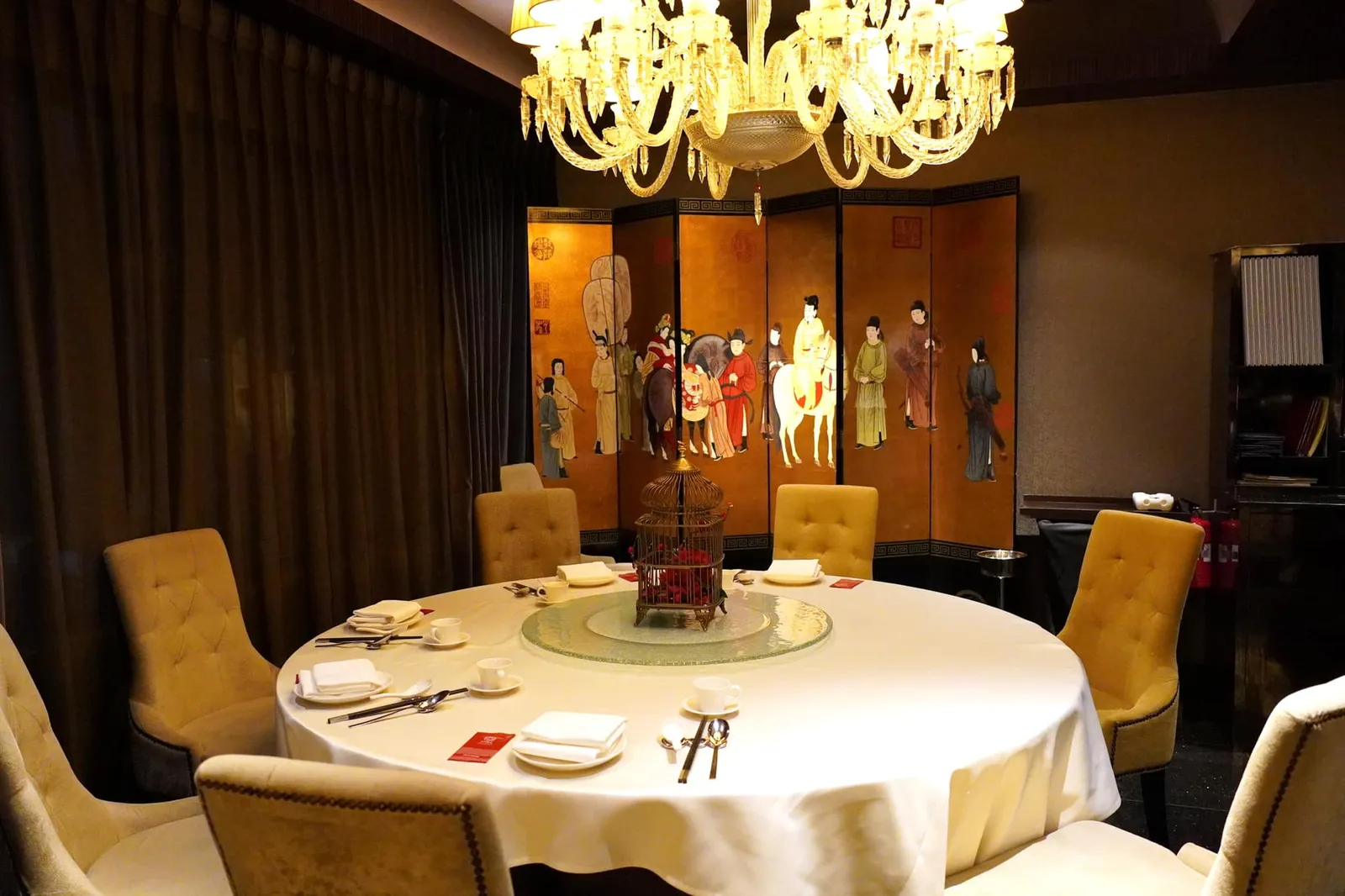 ความหลงไหลในอาหารจีนสไตล์ Szechwan Cuisine ถูกส่งต่อมายังผู้สืบทอดรุ่นที่สามคือ Chen Kentaro โดยตัวเขาเริ่มต้นเส้นทางอาชีพเชฟเมื่อมีอายุ 20 ย่างเข้า 21 ปีก่อนจะเดินทางไปเก็บเกี่ยวประสบการณ์จากห้องอาหารจีนเสฉวนทั่วทั้งมณฑลเสฉวน ต่อมาในปี 2014 เขาได้ย้ายมายังประเทศสิงคโปร์เพื่อทำหน้าที่กุมบังเหียนห้องอาหาร Shisen Hanten สาขาแรกนอกประเทศญี่ปุ่น ตัวร้านได้รับรางวัล 🌟🌟 2 MICHELIN Stars ใน MICHELIN Guide Singapore ฉบับแรกคือปี 2016 พร้อมกับรักษาดาวทั้งสองมาได้จนถึงปัจจุบัน