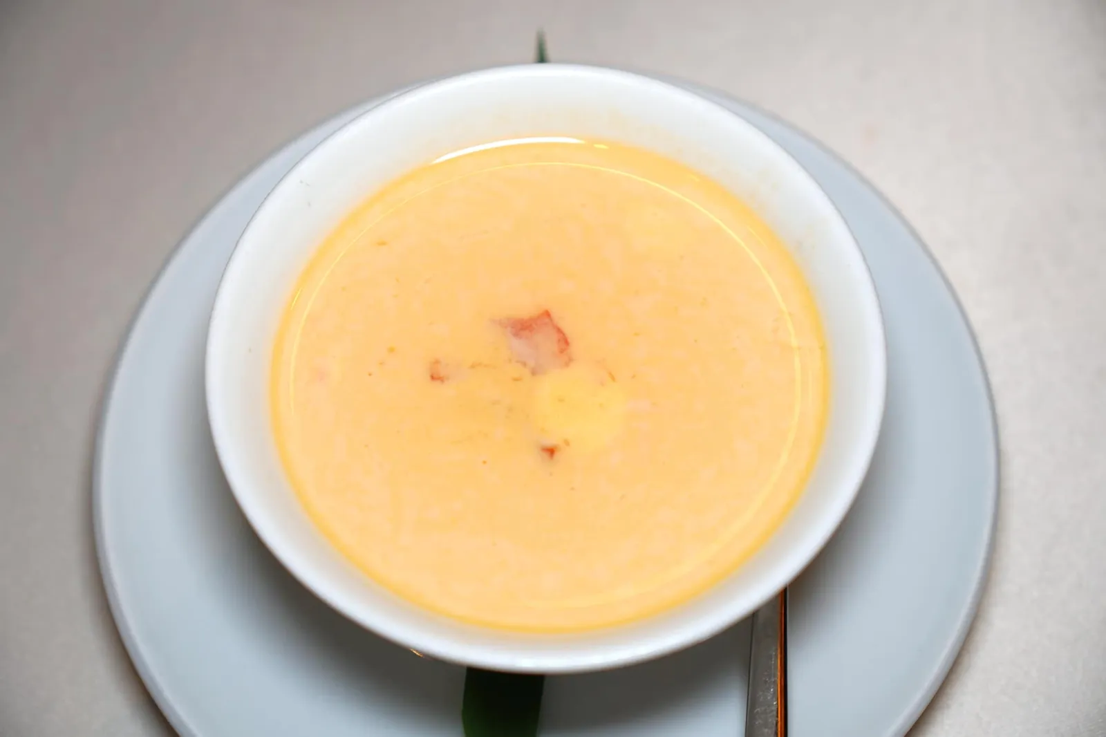 万寿果炖奶 (9 SGD++) Double-boiled Papaya with Milk Pudding パパイヤとミルクプリン ขนมหวานจานสุดท้ายได้จากการนำพุดดิ้งนมและมะละกอไปนึ่งจนสุกได้ที่ ถึงหน้าตาจะดูไม่ซับซ้อนแต่รสชาติที่ได้มีความหอมมันและครีมมี่ อร่อยเกินกว่าที่เราคาดเอาไว้จริง ๆ (15/20)