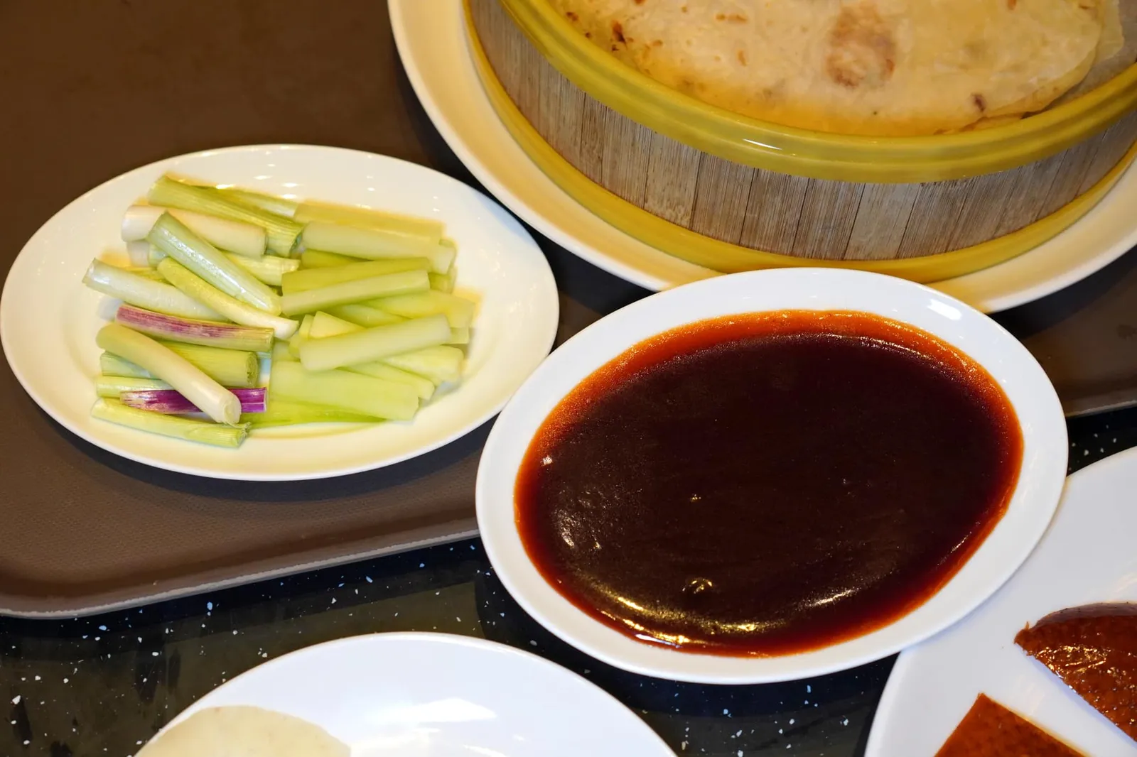 北京烤鸭 (全只) (80 SGD++) Classic Peking Duck (Whole) 北京ダック เชฟเสิร์ฟมาคู่กับต้นหอม แตงกวา และซอสฮอยซินแบบมาตรฐาน (15/20)