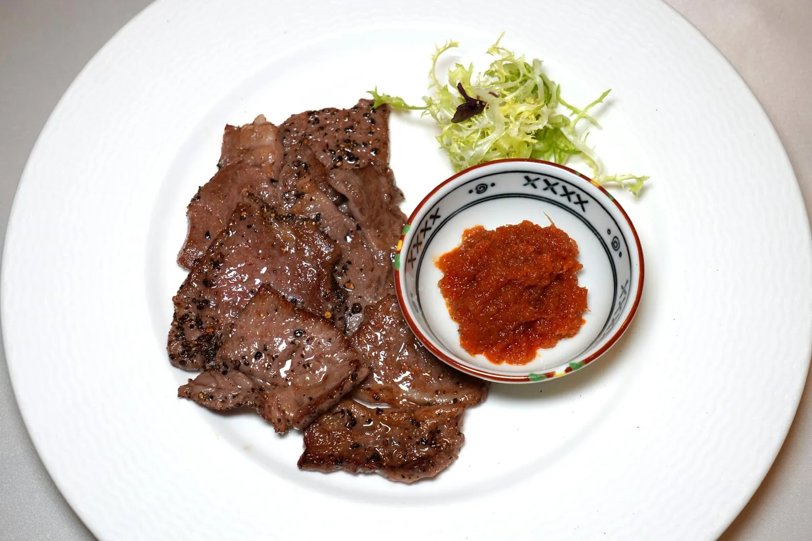 麻辣煎宫崎和牛 (88 SGD++) Pan-fried Miyazaki Wagyu Beef with Mala Radish Sauce 宮崎和牛のおろしマーラーソース เนื้อวัว Miyazaki Wagyu ชั้นดีนำเข้าจากประเทศญี่ปุ่น เชฟนำไปจี่บนกระทะจนสุกได้ที่ ชิ้นเนื้อมีไขมันแทรกในปริมาณที่สูงขนาดว่าใช้ลิ้นดันเบา ๆ ก็พร้อมละลายในปาก ความมันของเนื้อวัวถูกเบรคด้วยพระรองของจานอย่าง Mala Radish Sauce ที่แม้หน้าตาจะดูไม่ซับซ้อนแต่ให้รสชาติอร่อยและเนื้อสัมผัสที่ดีชนิดที่ทุกคนบนโต๊ะต้องร้องว้าวกันเลยทีเดียว (17/20)
