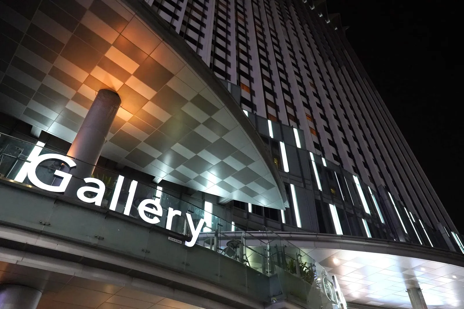 Hilton Singapore Orchard เป็นโรงแรมสุดหรูบนถนน Orchard ที่เปิดทำการมาตั้งแต่ปี 1971 พร้อมกับห้องรับรองเกินกว่า 1,065 ห้อง