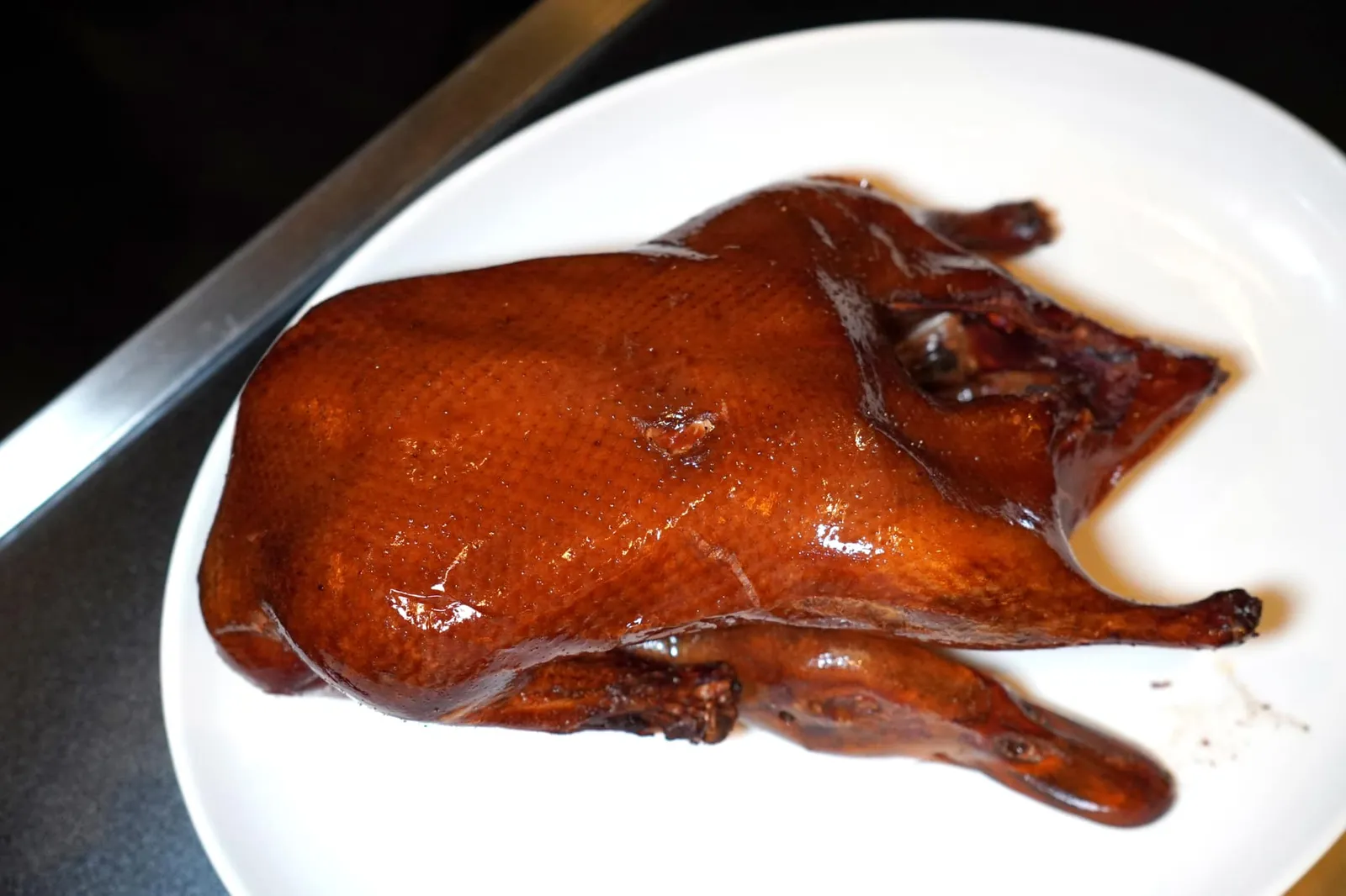 北京烤鸭 (全只) (80 SGD++) Classic Peking Duck (Whole) 北京ダック ถึงแม้ว่าอาหารจีนกวางตุ้งอาจจะดูเป็นจะเป็นพระรองของห้องอาหาร Shisen Hanten แต่การสั่งเป็ดปักกิ่งมาทานเพื่อตัดรสเผ็ดของเมนูอื่น ๆ ก็เป็นตัวเลือกที่ไม่เลวนัก เชฟนำเป็ดตัวโตไปย่างด้วยไฟแรงจนหนังกรอบก่อนจะนำมาจัดแสดงพร้อมกับแล่หนังให้ลูกค้าดูที่ข้างโต๊ะ ส่วนใครที่มากันน้อยคนก็สามารถเบือกสั่งเป็ดครึ่งตัวที่ราคา 42 SGD++ ก็ได้เช่นกัน (15/20)