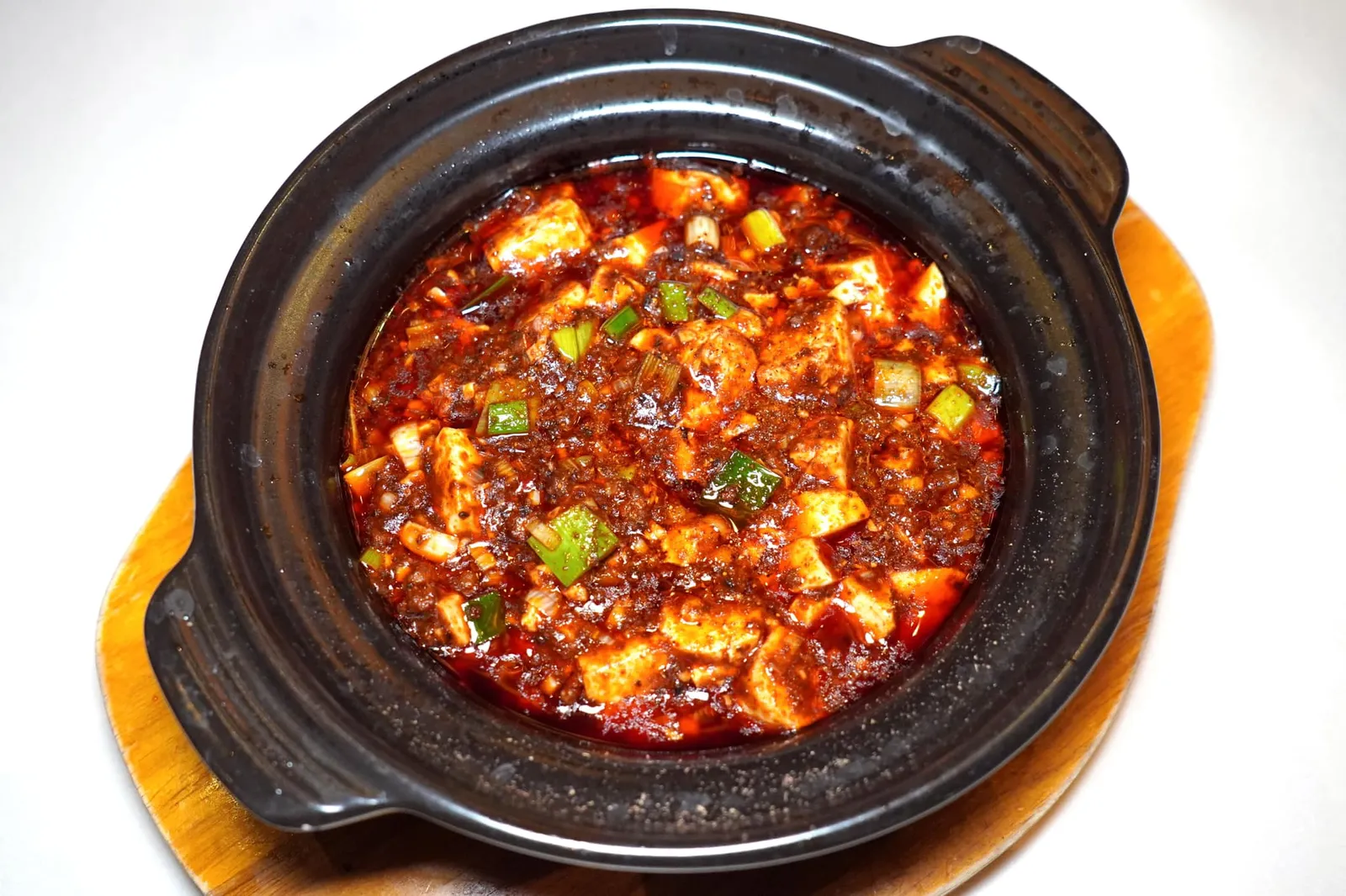 陈麻婆豆腐 (26 SGD++) Chen’s Mapo Doufu, Stir-fried Tofu in Hot Szechwan Pepper-flavoured Meat Sauce 四川飯店伝統のマーボードーフ。 สุดยอดเมนูแนะนำประจำร้านคือ Chen’s Mapo Doufu ที่เชฟใช้เต้าหู้ชั้นดีคลุกเคล้ากับ Doubanjiang หรือ Broad Bean Paste ที่ผ่านการหมักนานถึง 3 ปีนำเข้ามาจากมณฑล Sichuan-Pidu โดยตรง เชฟเสริมรสชาติเฉพาะตัวของพริกไทย, ซีอิ๊วนำเข้าจากประเทศญี่ปุ่น และ Miso นำเข้าจากประเทศญี่ปุ่นอีกเช่นกัน จากนั้นใส่เนื้อสับที่ผ่านการผัดมาอย่างดีจนเกิดมิติทางเนื้อสัมผัสกับความนุ่มจนแทบละลายในปากของเต้าหู้เคล้ากันไปกับความเผ็ดชาของพริกเสฉวนได้อย่างไร้ที่ติ เชฟยังได้แนะนำให้รับประทานคู่กันกับข้าวญี่ปุ่นนำเข้าจาก Hokkaido ในสไตล์ที่เรียกว่า Mapo Don อีกด้วย (17/20)