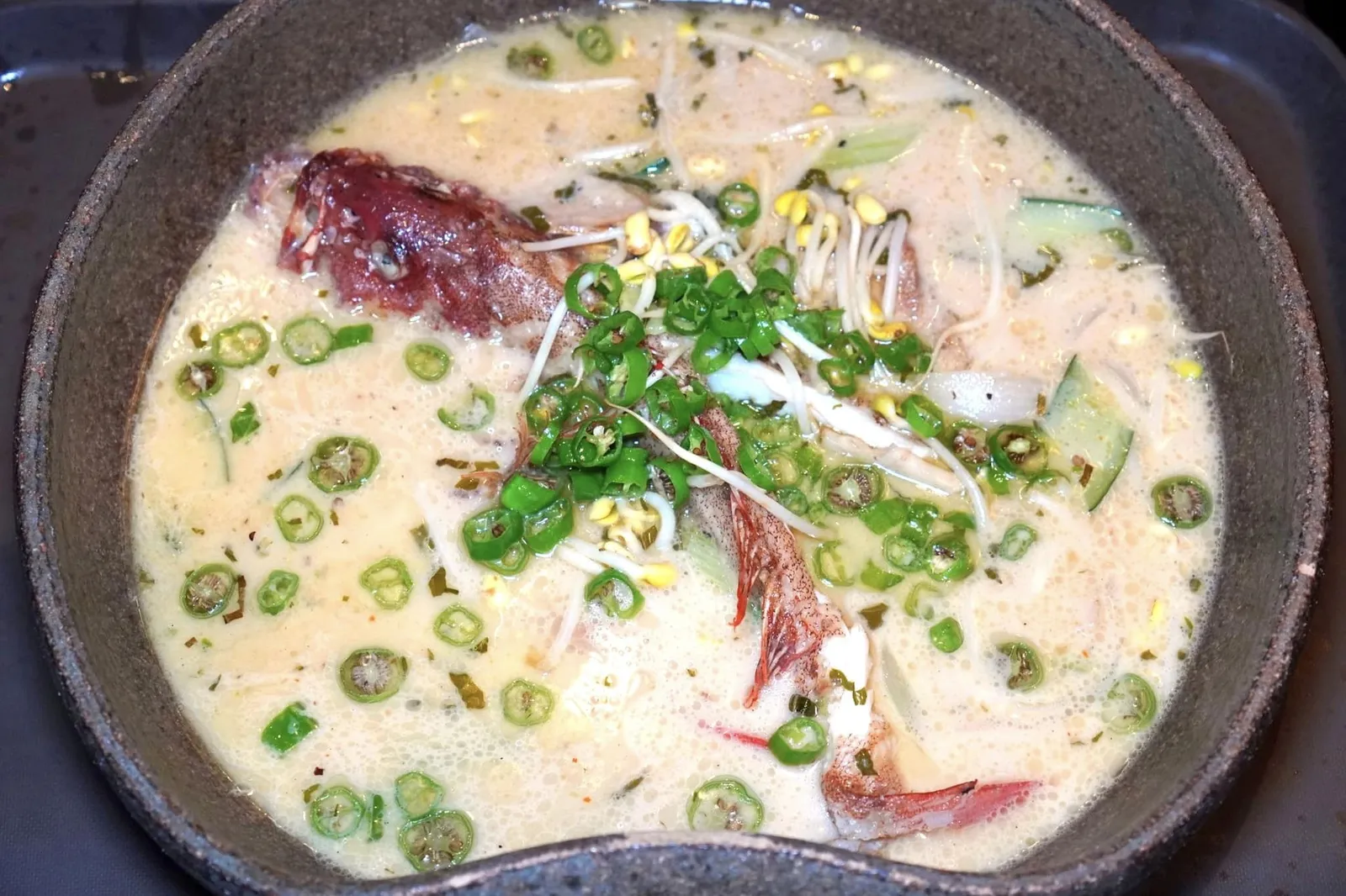 东星斑锅炒狮子唐 (22 SGD++/100 g, 220 SGD++/1 kg, Additional 30 SGD++) East-spotted Grouper Wok-fried with Shishito Pepper ハタ濃厚煮込み 青山椒と獅子唐のせ อีกหนึ่งเมนู Signature Dish ขึ้นหิ้งแห่งห้องอาหาร Shisen Hanten คือปลาเก๋าขนาด 1 กิโลกรัมที่เชฟนำไปผัดกับ Shishito Pepper จนได้เนื้อสัมผัสที่น่าพึงพอใจ ในด้านของรสชาติจะมีความเปรี้ยวนำและรสเผ็ดในระดับที่พอเหมาะ มีความหอมอโรมาติคค่อนข้างสูง จัดว่าเป็นเมนูที่มีความโดดเด่นไม่ซ้ำใครทั้งยังผสมผสานรสชาติของวัตถุดิบจากประเทศญี่ปุ่นเข้ากันกับความเป็นเสฉวนได้อย่างสมบูรณ์แบบ (17/20) ดูน้อยลง