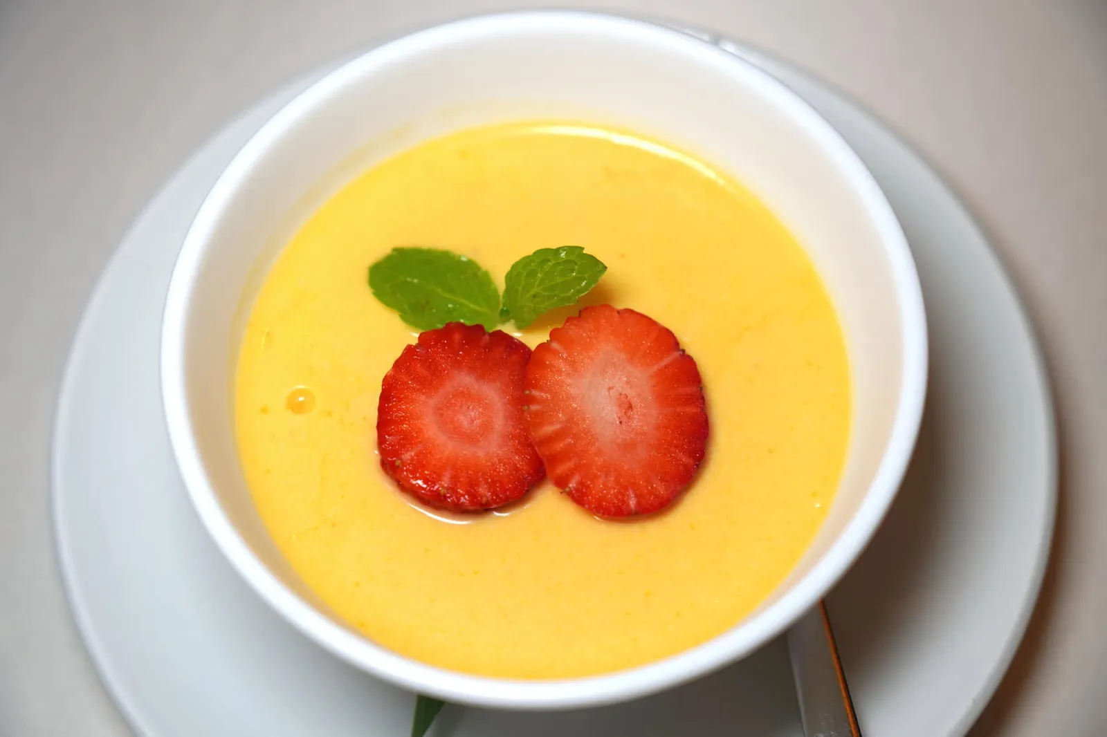 芒果布丁 (9 SGD++) Chilled Mango Pudding マンゴープリン พุดดิ้งมะม่วงสุกรสชาติหวานอร่อยเป็นของหวานง่าย ๆ ที่จบท้ายมื้ออาหารช่วยดับรสชาติเผ็ดจัดจ้านของอาหารจีนเสฉวนได้เป็นอย่างดี (14/20)