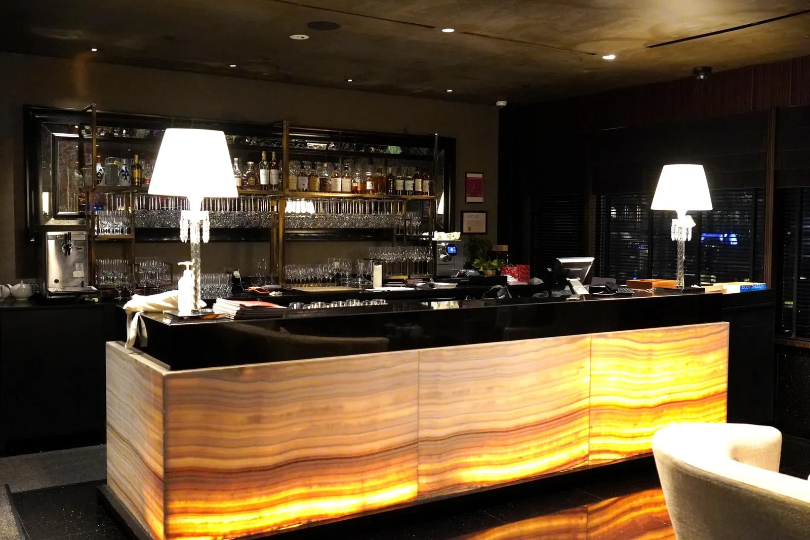 ฝั่งซ้ายมือคือ Bar Lounge ที่ตกแต่งแบบร่วมสมัยเพื่อรองรับลูกค้าที่ต้องการเริ่มต้นมื้ออาหารด้วยเครื่องดื่มสักแก้วสองแก้ว