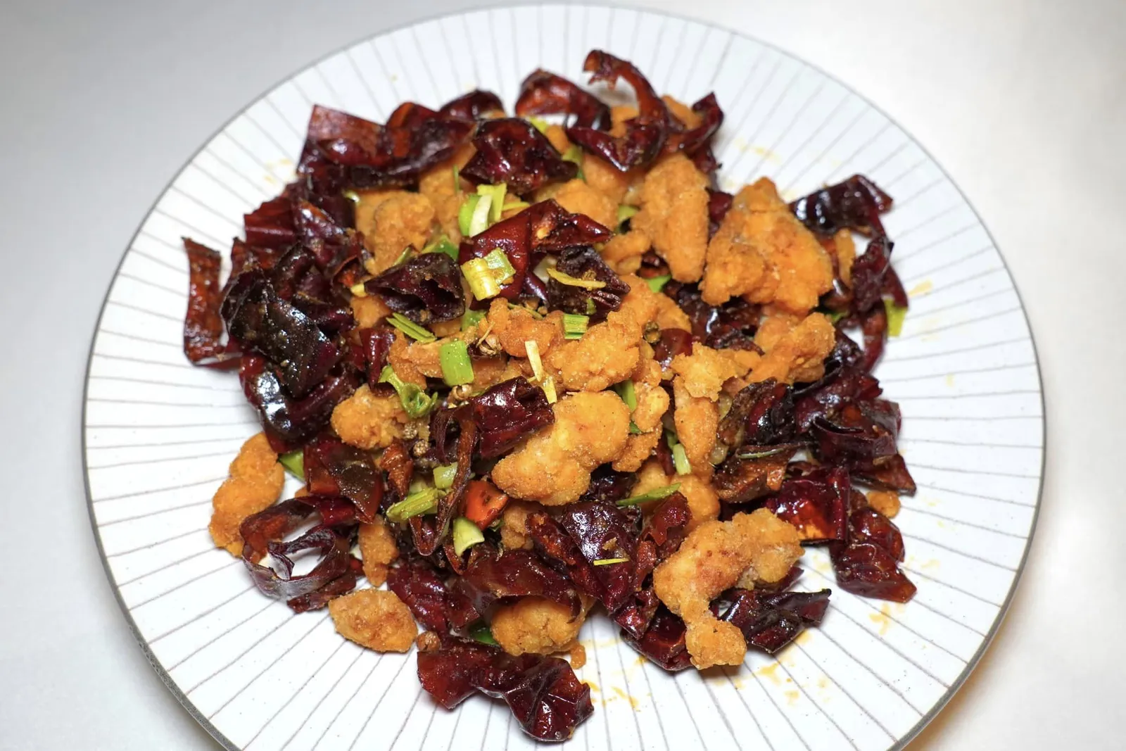 辣子鸡 (34 SGD++) Deep-fried Diced Chicken with Szechwan Chilli Peppers 鶏肉のサrクサク香り炒め〜朝天辣椒〜 เริ่มต้นมื้ออาหารด้วย Laziji เมนูที่มีต้นกำเนิดมาจากพื้นที่แถบ Geleshan ในนครฉงชิ่ง (Chongqing) โดยเชฟจะสับไก่เป็นชิ้น ๆ ขนาดพอดีคำก่อนจะนำลงทอดจนได้เนื้อสัมผัสที่กรอบนอกฉ่ำใน จากนั้นผัดในกระทะคลุกเคล้าไปกับพริกแห้งเสฉวนเสริมรสชาติเผ็ดชาลิ้นแทรกด้วยอโรม่าหอม ๆ ของโต้วป้านเจี้ยง (Doubanjiang) หรือซอสพริกเต้าเจี้ยวเสฉวนได้อย่างลงตัว (17/20)