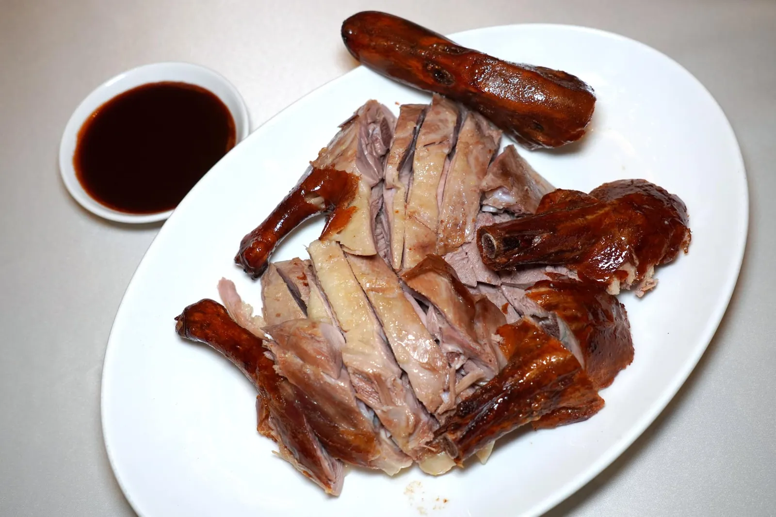 北京烤鸭 (全只) (80 SGD++) Classic Peking Duck (Whole) 北京ダック ส่วนเนื้อเป็ดพนักงานจะแล่แล้วเสิร์ฟมาเป็นชิ้นโดยไม่มีค่าใช้จ่ายเพิ่มเติม แต่สำหรับใครที่ต้องการนำไปประกอบอาหารอีก 1 เมนูจะมีค่าใช้จ่ายในการเตรียมอยู่ที่ 26 SGD++ นั่นเอง (15/20)