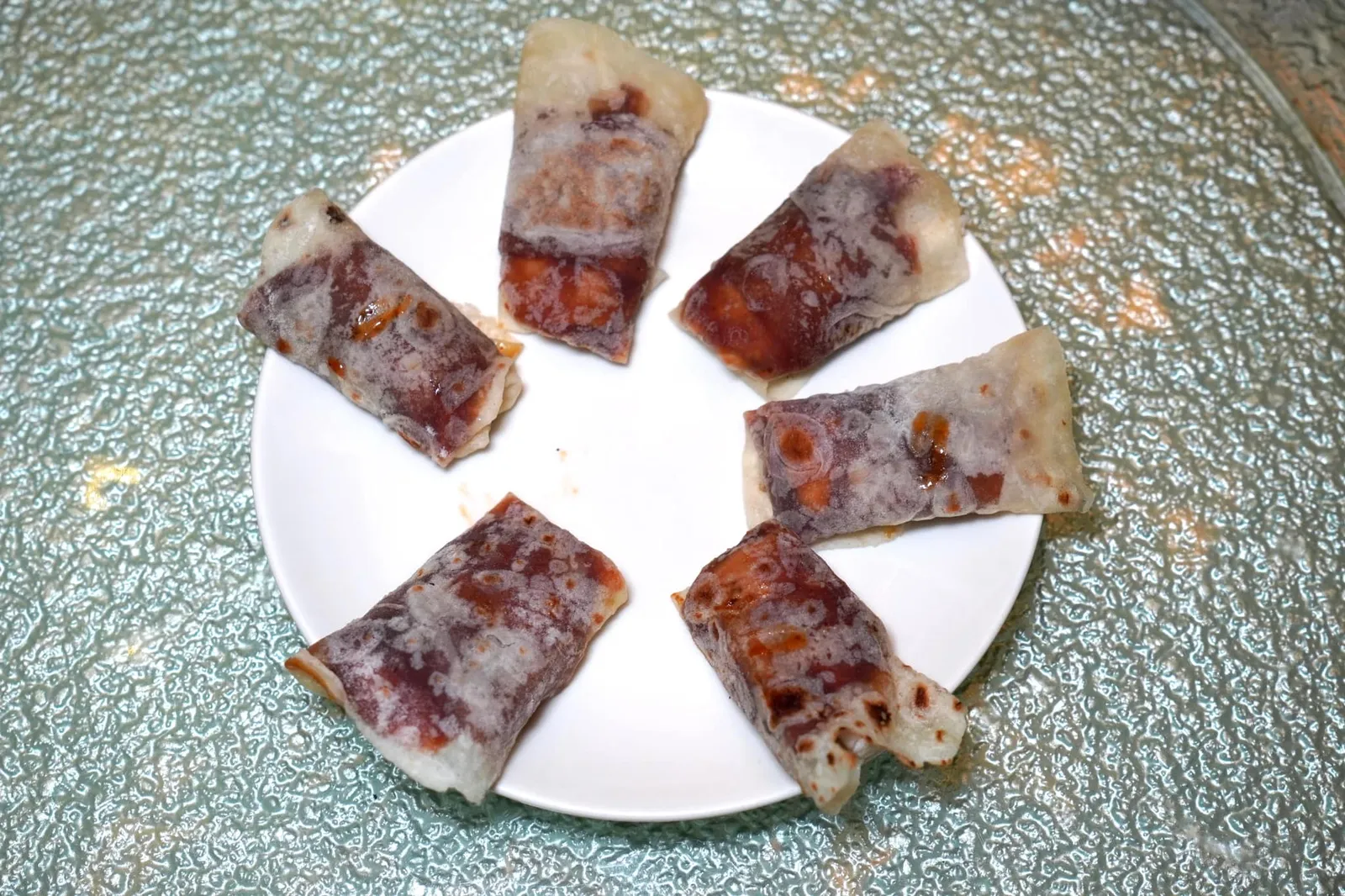北京烤鸭 (全只) (80 SGD++) Classic Peking Duck (Whole) 北京ダック พนักงานจะห่อเป็ดให้พร้อมรับประทาน แน่นอนว่าเป็ดปักกิ่งความดีงามอยู่ที่การแล่ชิ้นเป็ดไม่ให้มีชั้นไขมันติดมาด้วย หนังเป็ด, แตงกวา และต้นหอมกรอบตัดกับความนุ่มของแผ่นแป้ง สำหรับซอสฮอยซินรสชาติหวานกลมกล่อมตามมาตาฐานห้องอาหารจีนชั้นดี (15/20)