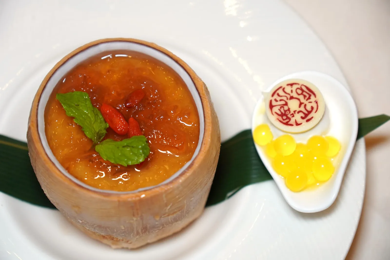 燕窝椰子布丁 (38 SGD++) Coconut Fantasy, Almond Pudding topped with Bird’s Nest served in Young Coconut ココナッツファンタジー เริ่มต้นเมนูขนมหวานด้วย Signature Dessert ประจำร้านที่เชฟนำเสนอเป็นพุดดิ้งถั่วอัลมอนด์ที่มีความครีมมี่ หอม มัน เลเยอร์ด้านบนด้วยรังนกชั้นดีที่พร้อมละลายในปากเพียงแค่เคี้ยวเบา ๆ ไม่กี่คำเท่านั้น นอกจากนี้ยังมีเมล็ดเก๋ากี้ช่วยเพิ่มความเปรี้ยวอีกเล็กน้อย ทั้งนี้การนึ่งแล้วเสิร์ฟมาในลูกมะพร้าวยังช่วยเพิ่มเติมกลิ่นของมะพร้าวให้แทรกมาอยู่ในตัวพุดดิ้งอีกด้วย ข้างกันคือไอศกรีมมะพร้าวท็อปด้วยแผ่นไวท์ช็อกโกแลต ตัดด้วยรสชาติเปรี้ยวของไข่มุกเสาวรสที่พร้อมจะแตกระเบิดออกในปากนั่นเอง (17/20)