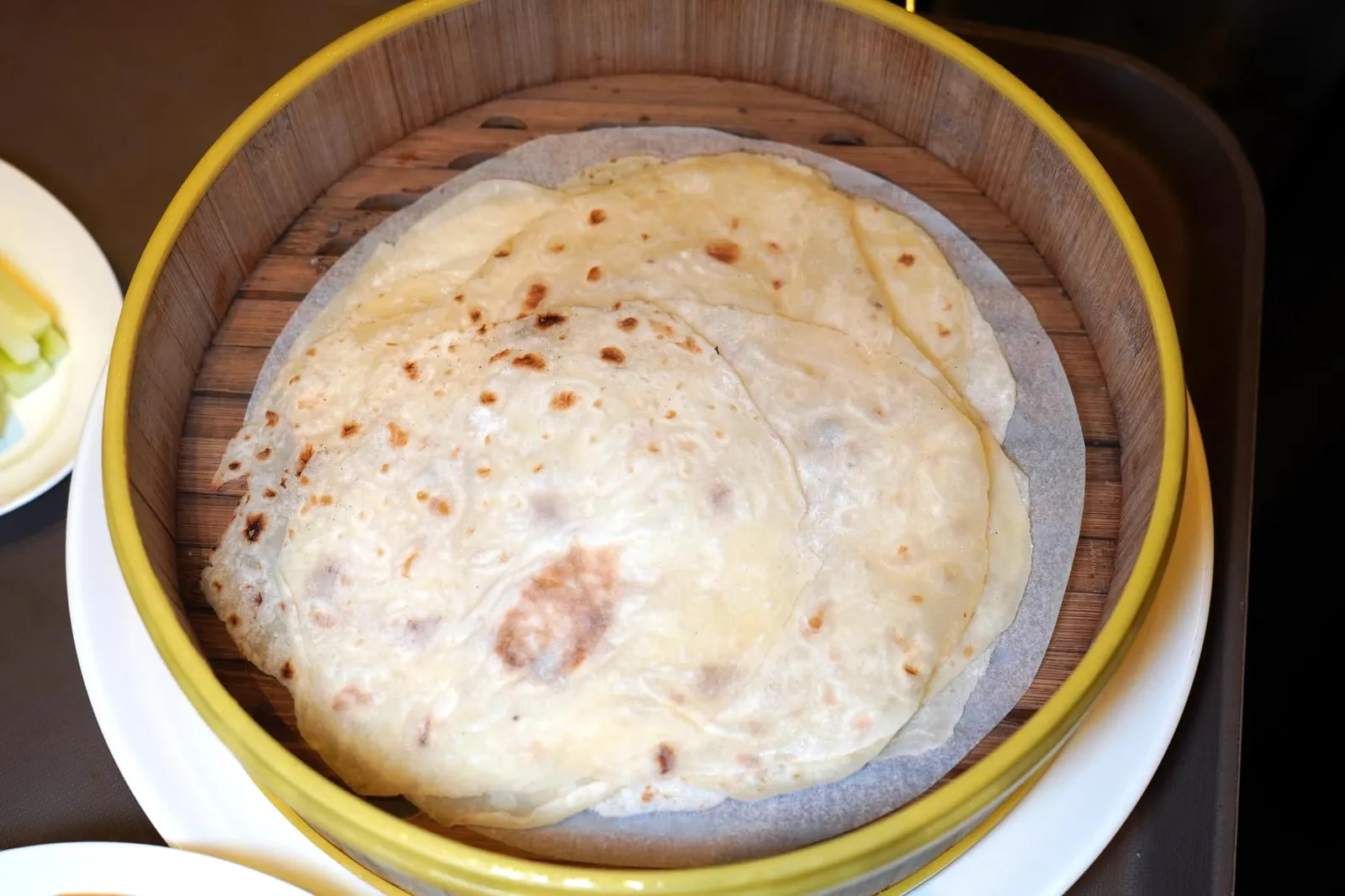 北京烤鸭 (全只) (80 SGD++) Classic Peking Duck (Whole) 北京ダック แผ่นแป้งที่นี่ดีงามตามท้องเรื่องโดยมีเนื้อสัมผัสเหนียวนุ่มพอเหมาะ (15/20)