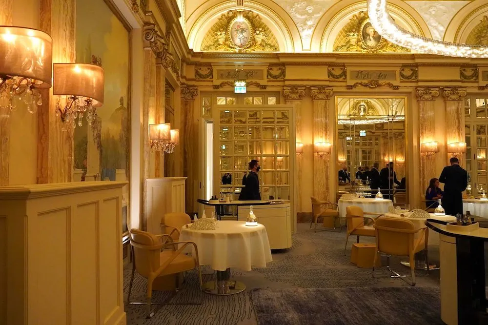 ในช่วงเวลาเดียวกันนั้นเองเชฟ Alain Ducasse วัย 30 ปีกำลังรับงานอยู่ที่ห้องอาหารระดับ 2 Michelin Stars ชื่อว่า La Terrasse ในเมือง Antibes ได้ถูกดึงตัวมาเพื่อรับมอบและทำภารกิจนี้ให้สำเร็จ ผลปรากฎว่าห้องอาหาร Le Louis XV สามารถคว้ารางวัล 🌟🌟🌟 3 Michelin Stars มาครองได้ในขณะที่ตัวเขาเองมีอายุเพียง 33 ปีโดยใช้ระยะเวลาทั้งสิ้น 33 เดือน (สั้นกว่ากรอบเวลาเป้าหมายถึง 15 เดือน) ทั้งยังทำสถิติเป็น Hotel Restaurant แห่งแรกของโลกที่สามารถคว้าดาวทั้ง 3 ดวงมาครองได้สำเร็จอีกด้วย