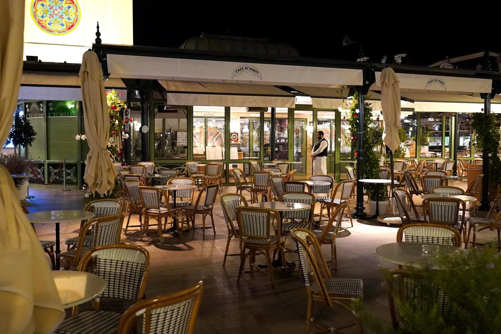 ส่วนสุดท้ายในคอมเพล็กซ์ดั้งเดิมคือ Café de Paris คาเฟ่ที่เปิดทำการมาตั้งแต่ปี 1868 ทั้งยังเป็นแหล่งกำเนิดของเมนูอาหารหวานชื่อดังก้องโลกอย่าง Crêpe Suzette อีกด้วย