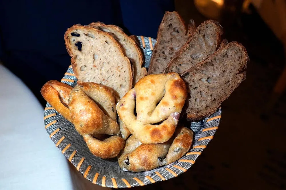 Bread selections นอกจากนี้ยังมีขนมปังอื่น ๆ อีกมากมายให้เลือกชิมกัน