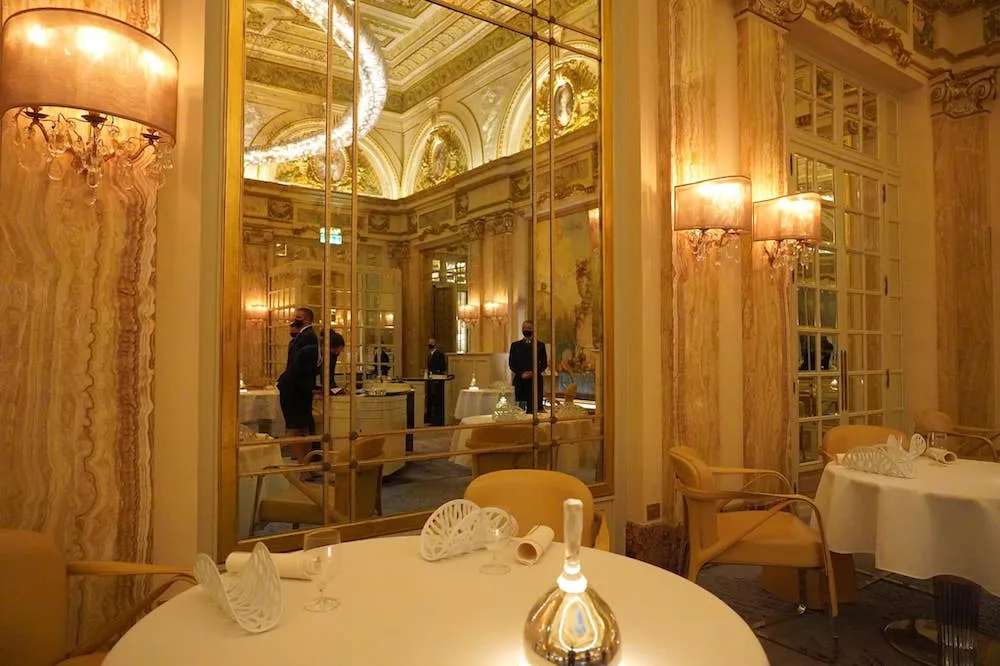 อีกสามฝั่งตกแต่งด้วยกระจกเงาบานใหญ่ชวนนึกถึง The Hall of Mirrors ในพระราชวัง Versailles