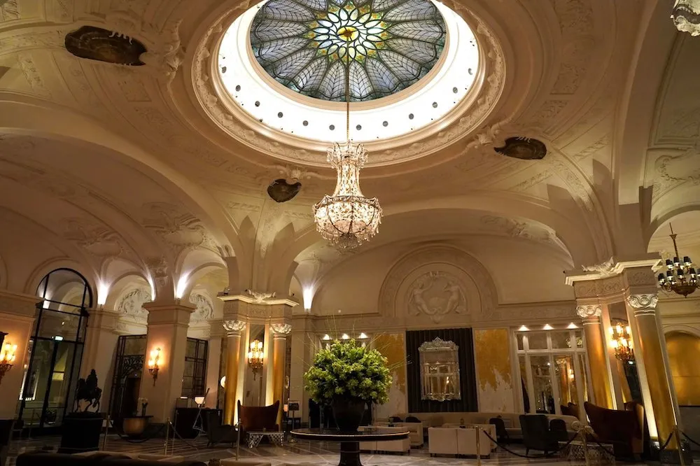 รีวิวที่เราได้จัดทำขึ้นในครั้งนี้ถือว่ามีความพิเศษมาก ๆ เพราะ Le Louis XV - Alain Ducasse à l'Hôtel de Paris เป็นห้องอาหารเรือธงของเชฟ Alain Ducasse ผู้ถือครอง Michelin Stars มากที่สุดในโลก ตัวร้านเองสามารถคว้าและรักษารางวัล 3 Michelin Stars มาต่อเนื่องยาวนานกว่า 31 ปี บรรยากาศภายในมีความความวิจิตร สวยงาม ตระการตาราวกับการได้รับเชิญไปเป็นแขกในพระราชวังแวร์ซาย ทั้งยังได้รับการจัดอันดับให้เป็นหนึ่งในห้องอาหารที่มีราคาต่อจานสูงที่สุดแห่งหนึ่งของโลกอีกด้วย