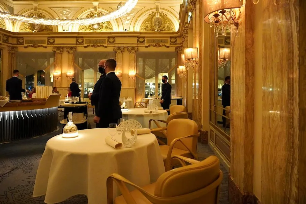 ห้องอาหาร Le Louis XV เปิดทำการเป็นครั้งแรกในเดือนพฤษภาคม 1987 โดยมีภารกิจสำคัญจากเจ้าชาย Rainier III ในการปลุกปั้นห้องอาหารระดับ 3 Michelin Stars ให้เกิดขึ้นบนผืนแผ่นดินประเทศ Monaco ภายในระยะเวลาไม่เกิน 4 ปี !