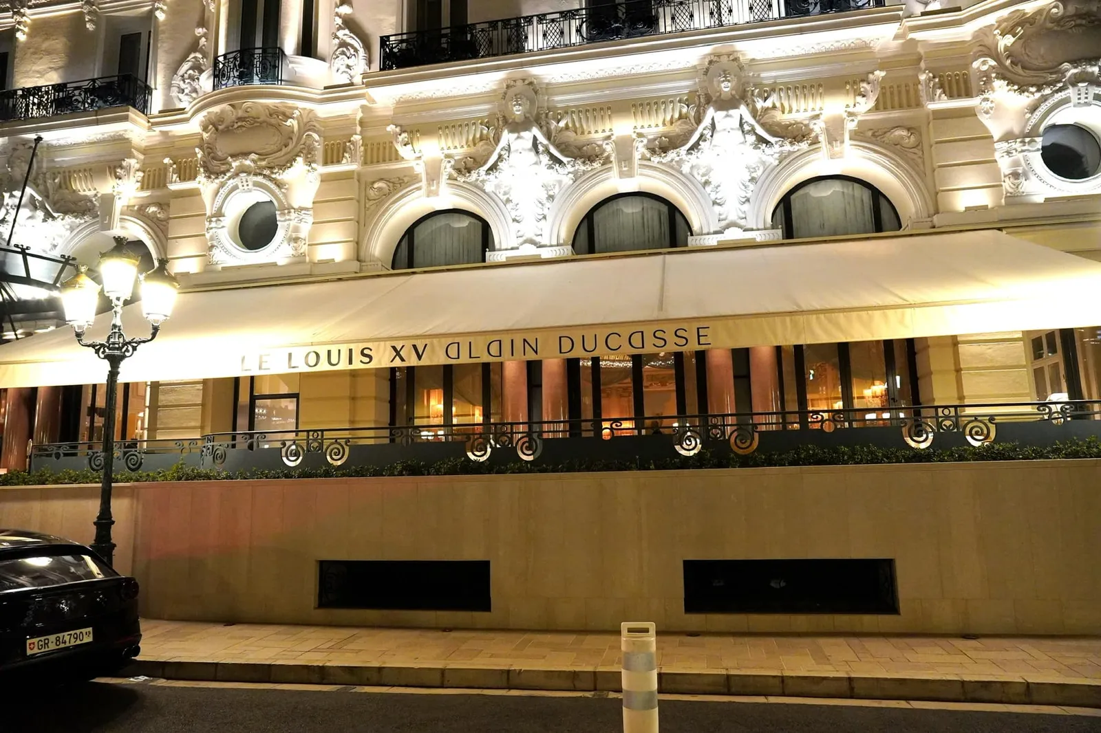 บริเวณ Terrace พร้อมด้วยทัศนียภาพมุมกว้างของ Place du Casino ทั้งยังมอบแสงสว่างอันอบอุ่นให้กับห้องอาหารในช่วงเวลากลางวันอีกด้วย