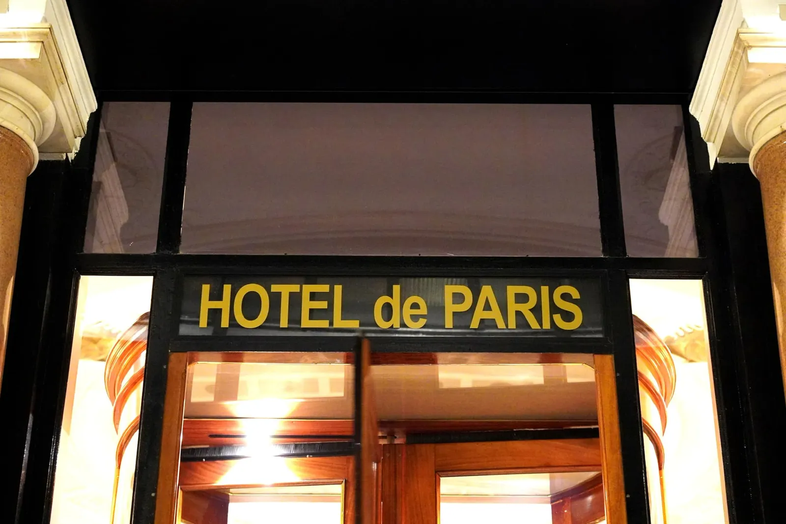 เราขอการันตีว่า Le Louis XV - Alain Ducasse à l'Hôtel de Paris สามารถสร้างความประทับใจอันไม่รู้ลืมให้กับนักชิมกระเป๋าหนักได้อย่างแน่นอนดังที่เชฟ Alain Ducasse เคยอธิบายเป็นประโยคสั้น ๆ เอาไว้ว่า “High-end gastronomy means selling memories. You need many ingredients in order to make this memory unique and indelible. We strive for that. We don't often succeed, but when we do, it lasts.”