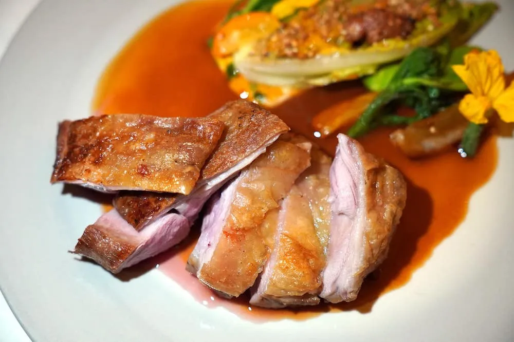 Agneau de lait des Pyrénées à la cheminée, courgette trompette, curry / yaourt (130 €) Lamb from Pyrénées in the fireplace, courgette, curry / yogurt องค์ประกอบรอบ ๆ คือ Roasted Lamb Jus หรือน้ำซอสทำมาจากเนื้อลูกแกะย่างช่วยเพิ่มความเข้มข้นให้กับชิ้นเนื้อแกะได้อย่างลงตัว (18/20)