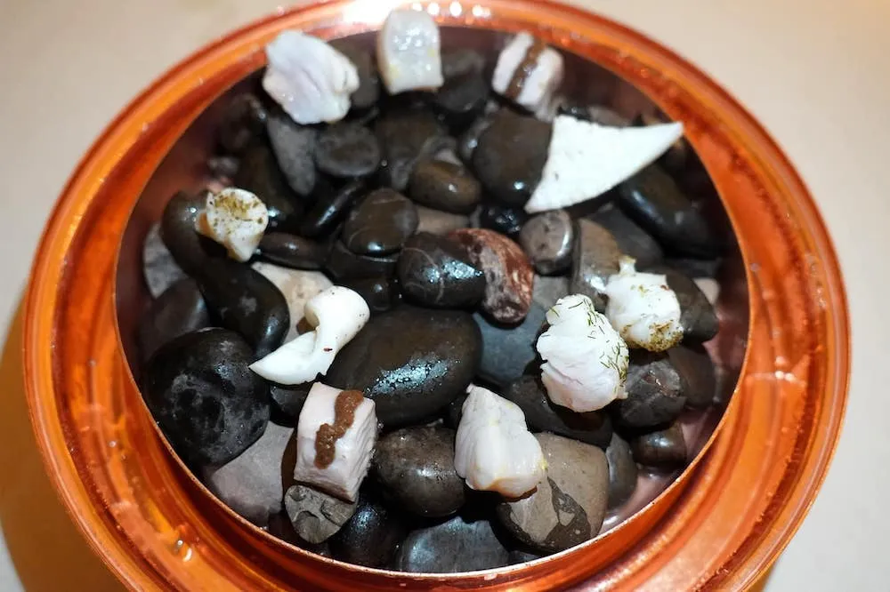 Catch of The Day เริ่มต้นจาก Cuttlefish หรือปลาหมึกที่ผ่านความร้อนมาจนสุกในระดับที่เรียกว่าไร้ที่ติ เนื้อนุ่ม หนึบ ชนิดที่หาใครเทียบได้ยาก ถัดมาคือ Gurnard with Caper มีเนื้อสัมผัสที่ค่อนข้างนุ่มลิ้นมาก ๆ ต่อด้วย Monkfish with Fennel ปลาม็องฟิชที่เสิร์ฟมามีความหนึบเล็กน้อยเสริมด้วยกลิ่นหอมจากเฟนเนล ชิ้นที่สี่คือ Mullet with Lemon เนื้อนิ่มขึ้นตัดด้วยรสเปรี้ยวของเลมอนพื้นถิ่นของ Menton สุดท้ายคือ Tuna with Black Olive เนื้อแน่นแต่ไม่กระด้าง มีกลิ่นหอมของมะกอกดำชัดเจน (18/20)