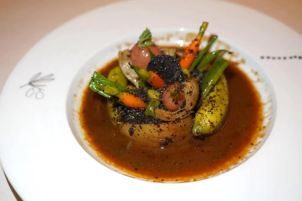 Légumes des jardins de Provence à la truffe noire (105 €) Provence garden vegetables cooked with black truffle เมื่อแรกเคี้ยวเชื่อว่าทุกคนจะสัมผัสได้ถึงระดับความกรอบในระดับที่แตกต่างกันของผักนานาชนิด น้ำซอสมีกลิ่นและอโรม่าความหอมจากทรัฟเฟิลฟุ้งขึ้นจมูกชัดเจน รสชาติออกเปรี้ยวแต่ไม่บาดคอเสริมด้วยความกลิ่นเฉพาะตัวของน้ำมันมะกอก ทั้งยังช่วยชูรสหวานของผักต่าง ๆ ที่ใส่มาในจานให้เด่นชัดขึ้นมาได้อย่างไร้ที่ติอีกด้วย (19/20)