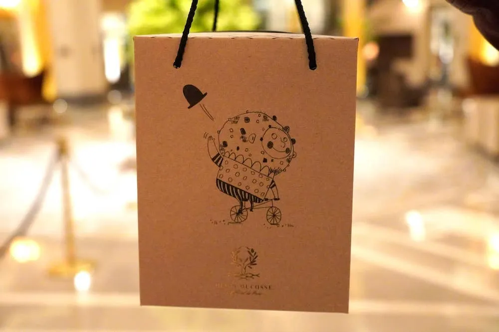 Panettone ก่อนกลับบ้านพนักงานจะมอบ Panettone ขนมปังหวานที่มีต้นกำเนิดมาจากเมือง Milan ประเทศอิตาลีให้เป็นของขวัญ