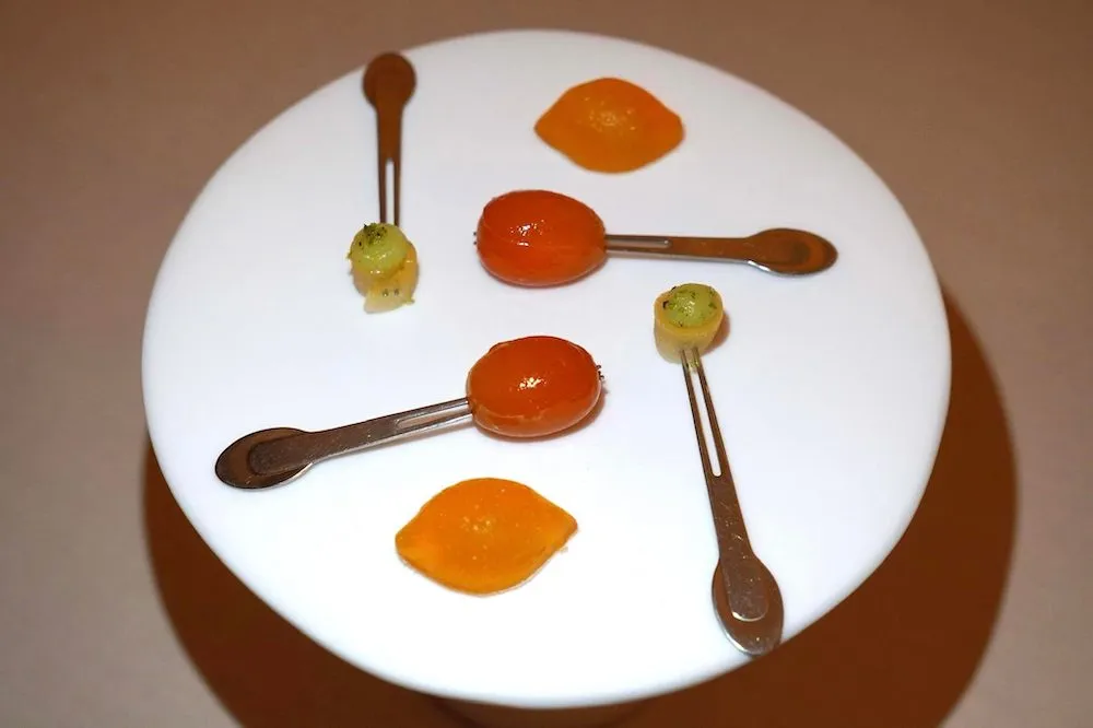Citrus จากนั้นพนักงานจะนำเสิร์ฟ Citrus ท้องถิ่นเสิร์ฟมาในรูปแบบต่าง ๆ เริ่มจาก Jelly สีส้มทรง Kumquat ทำมาจาก Ginger Marmalade เปรี้ยว ๆ หวาน ๆ ถัดมาชิ้นสีแดงคือขนม Jelly ทรง Lemon ทำมาจาก Heart of Limoncello สุดท้ายคือ Lemon Skin หรือเปลือกเลมอนพันม้วนมาเป็นทรงกระบอก ด้านบนทอปด้วย Green Lemon Jelly แล้วโรยด้วย Timut Pepper เพื่อเพิ่มอโรม่าและความซิตรัสลงไปอีกเล็กน้อย ทุกชิ้นจะมีรสชาติที่เปรี้ยวค่อนข้างเด่นแต่มีระดับความเปรี้ยวและเนื้อสัมผัสที่แตกต่างกันออกไปนั่นเอง (16/20)