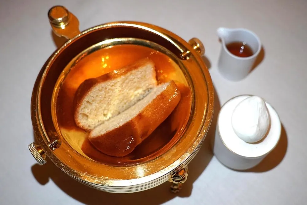 Baba au rhum de votre choix, crème mi-montée (40 €) Rum baba, lightly whipped Chantilly ห้ามพลาด Baba au Rhum เมนู Classic Dessert ประจำห้องอาหาร Le Louis XV - Alain Ducasse à l'Hôtel de Paris ทั้งยังเป็นของหวานที่เชฟ Alain Ducasse ชื่นชอบมากเป็นการส่วนตัวอีกด้วย (20/20)