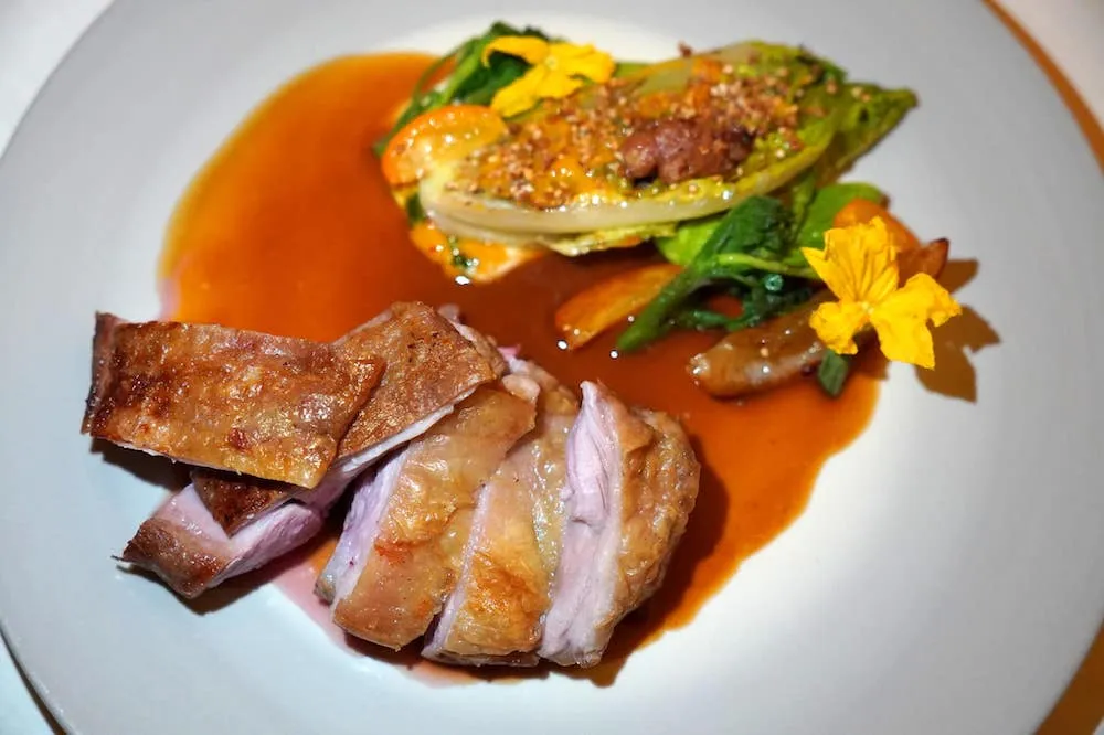 Agneau de lait des Pyrénées à la cheminée, courgette trompette, curry / yaourt (130 €) Lamb from Pyrénées in the fireplace, courgette, curry / yogurt เชฟ Dominic Lory เลือกส่วน Lamb Chop และ Lamb Shoulder มาย่างบนเตาฟืนจนสุกได้ที่ เนื้อลูกแกะนุ่มมากชนิดที่ใช้ลิ้นดันก็ขาดออกจากกัน ไร้ซึ่งกลิ่นสาบ มีกลิ่นน้ำนมแทรกมาเบา ๆ (18/20)