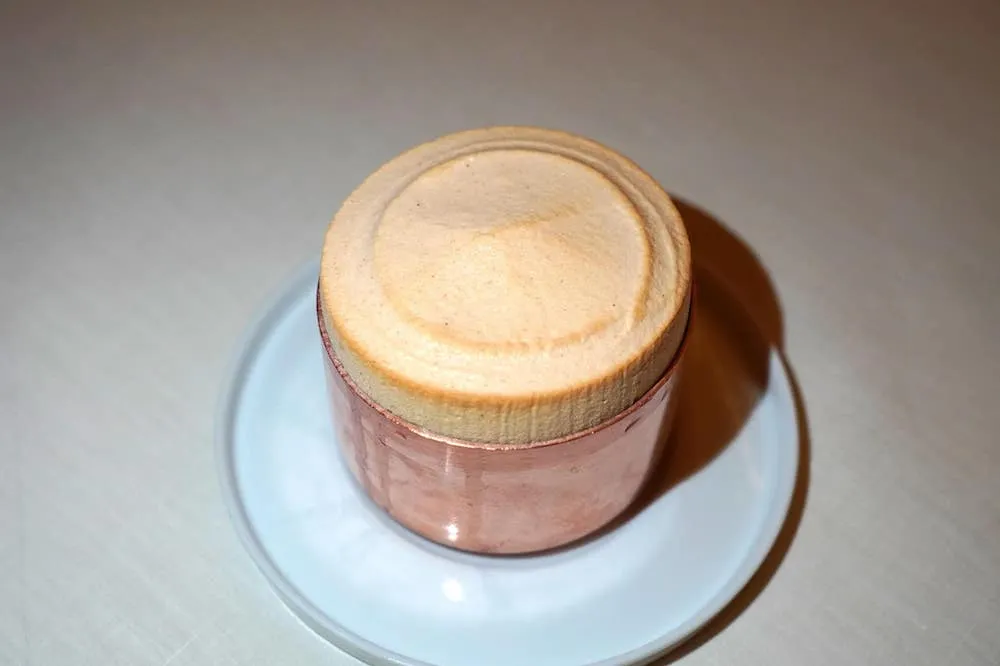 Soufflé chaud à la poire Passe-Crassane, glace fève tonka (40 €) Warm Passe-Crassane pear soufflé, tonka bean ice cream เชฟทำซูเฟลให้มีเนื้อสัมผัสฟู นุ่ม เบาเกือบเท่ามูสหรือฟองน้ำ ทั้งยังมีทรงตั้งตรงขึ้นมาจากถ้วยสวยงามเท่ากันทั้งชิ้น อุณหภูมิร้อนพอเหมาะ ด้านล่างเป็นลูกแพร์ทำออกมาคล้าย Marmalade ส่วนล่างสุดติดกับถ้วยถูก Marinated ด้วยน้ำเลมอนช่วยแต่งแต้มความเปรี้ยวให้กับรสชาติโดยรวม อย่าลืมใช้ช้อนตักให้ลึกถึงก้นถ้วยเพื่อให้ได้รสชาติที่ครบสมบูรณ์ (19/20)