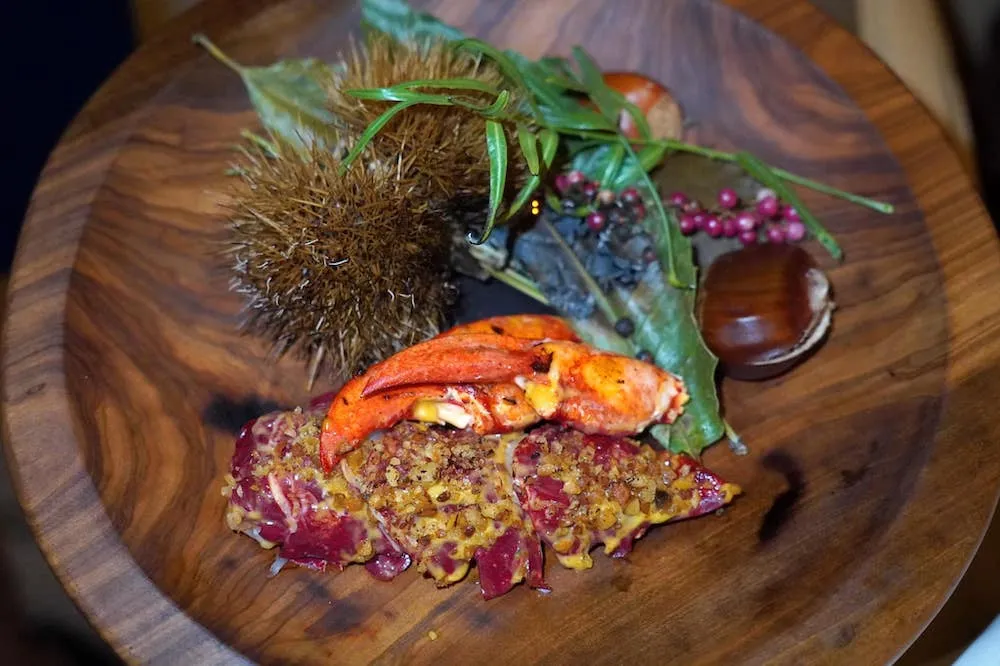 Homard bleu ‘en éclade’, châtaigne du Piémont, baies roses (150 €) Blue lobster ‘en éclade’, chestnut from Piedmont, pink berry เมนคอร์สจานแรกคือ Blue Lobster วัตถุดิบขึ้นชื่อของประเทศฝรั่งเศสเสิร์ฟมาในในรูปแบบที่เรียกว่า En Éclade หรือการย่างไฟซึ่งแต่เดิมนิยมใช้ในการเตรียมหอยแมลงภู่แต่ในครั้งนี้เชฟ Dominic Lory ได้ประยุกต์มาใช้เตรียมล็อบสเตอร์แทนนั่นเอง (19/20)