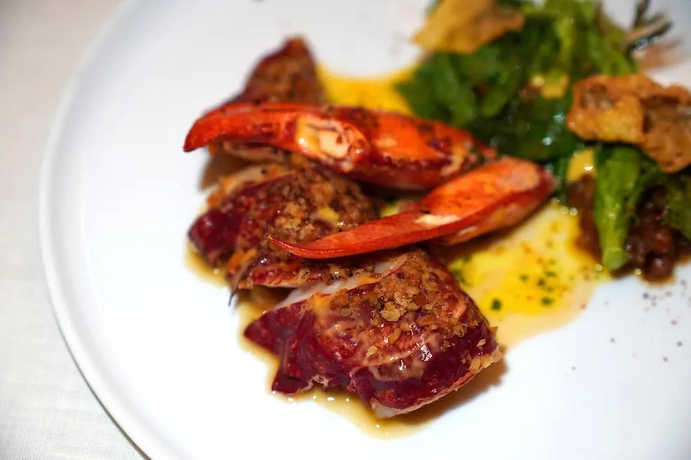 Homard bleu ‘en éclade’, châtaigne du Piémont, baies roses (150 €) Blue lobster ‘en éclade’, chestnut from Piedmont, pink berry ด้านบนคือผงกรอบทำมาจากเกาลัดซึ่งเป็นวัตถุดิบขึ้นชื่อแคว้น Piedmont ประเทศอิตาลีให้รสหวานเสริมกันกับเนื้อกุ้ง องค์ประกอบสีเหลืองรอบ ๆ คือ Juice หรือซอสทำมาจากเกาลัดและ Infused ด้วยพิงค์เบอร์รี่ช่วยเสริมกลิ่นหอมและอโรม่าให้เด่นชัดมากยิ่งขึ้น (19/20)