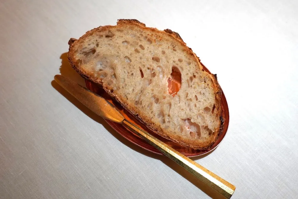 Truffle Wheat Bread สำหรับที่มาของคำนี้นั้นได้มาจากต้นธัญพืชที่เจริญเติบโตขึ้นข้าง ๆ Truffle Trees หรือต้นไม้ที่ให้รากช่วยในการเจริญของเห็ดทรัฟเฟิลจากแถบตะวันตกของประเทศฝรั่งเศสนั่นเอง ดังนั้นแม้จะมีคำว่าทรัฟเฟิลอยู่ในชื่อแต่ตัวขนมปังกลับไม่มีทรัฟเฟิลเป็นองค์ประกอบมาด้วยแต่อย่างใด