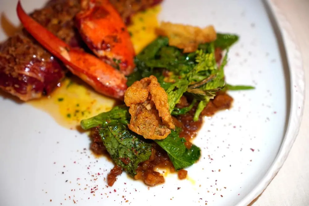 Homard bleu ‘en éclade’, châtaigne du Piémont, baies roses (150 €) Blue lobster ‘en éclade’, chestnut from Piedmont, pink berry ผักเคียงฝั่งขวามือคือ Italian Cabbage ทอปด้านบนด้วย Crispy Chestnut ด้านล่างคือองค์ประกอบของเกาลัดเช่นกัน รับประทานหลาย ๆ องค์ประกอบเพื่อความแตกต่างและมิติทางเนื้อสัมผัส (19/20)